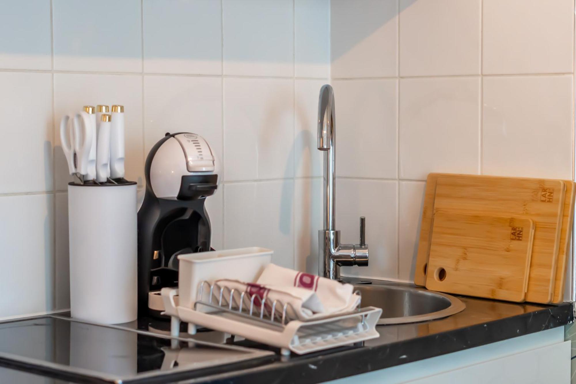 Urban Elegance Luxury Living With Kitchenette Apartment London
