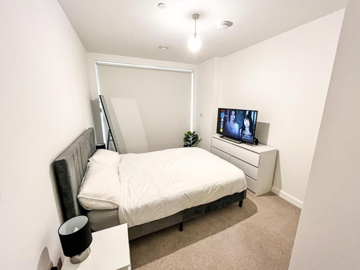 Kins Place, Beautiful 1 Bedroom Near Airport Apartment London