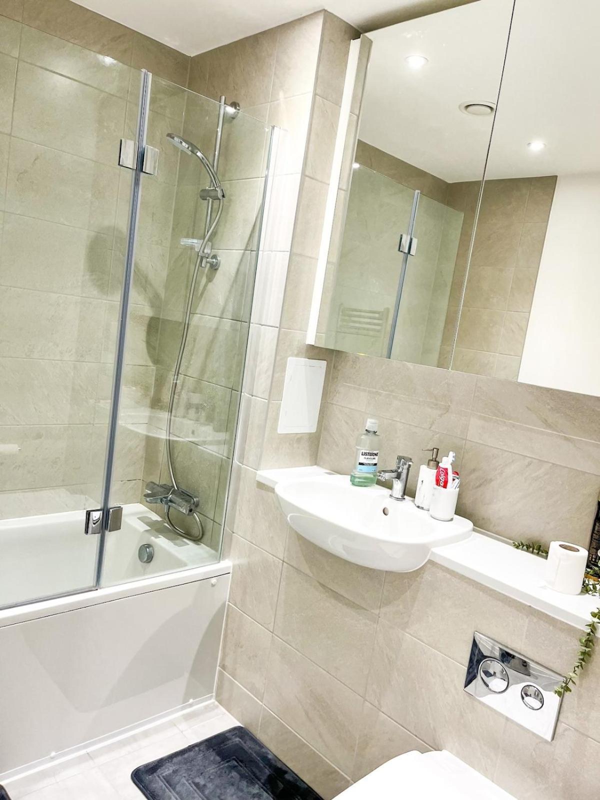 Kins Place, Beautiful 1 Bedroom Near Airport * London
