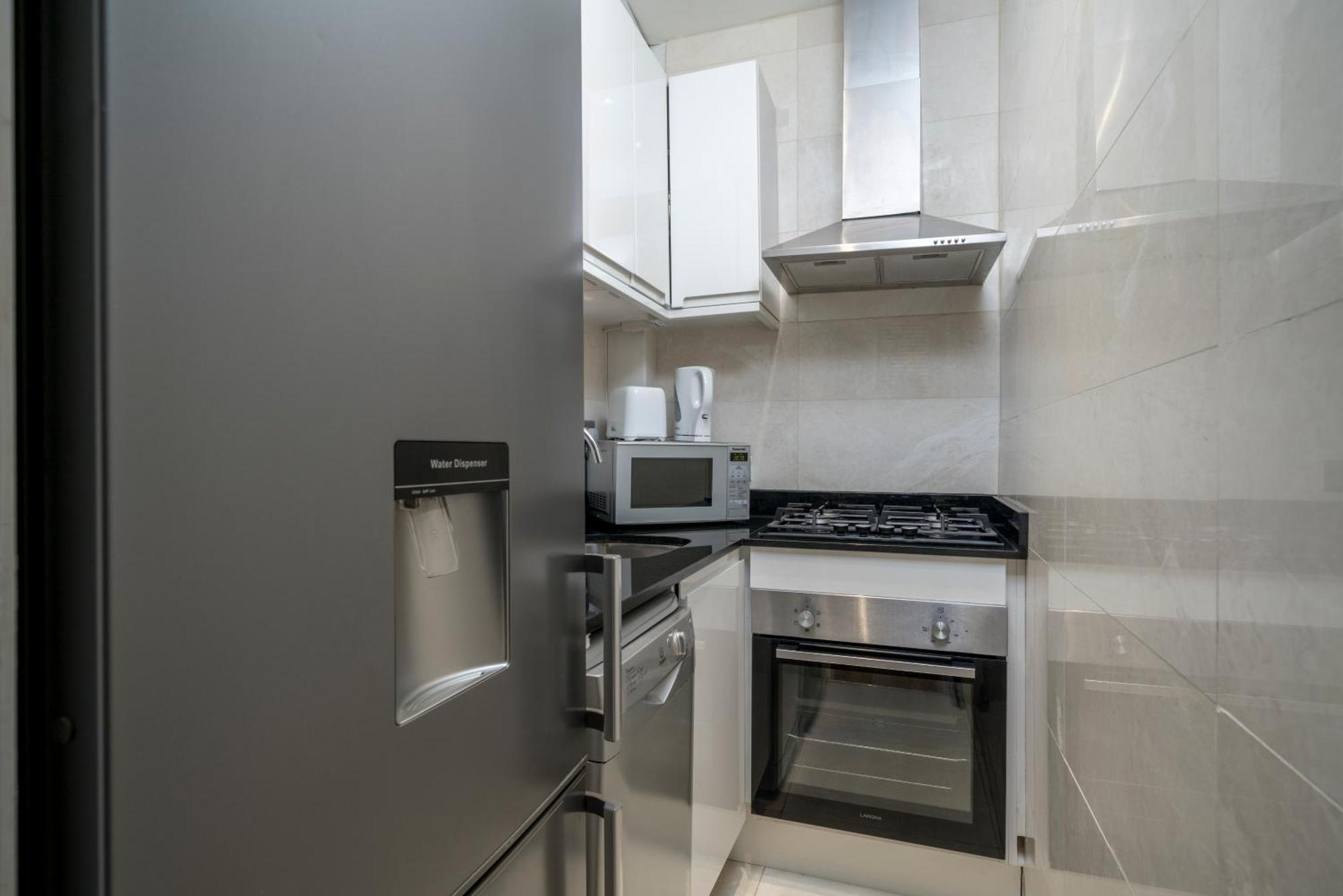 Notting Hill & Hyde Park, Prime Location, Cozy 2-3 Bed Apartment, Close To Kensington Palace & Oxford St,1 Minute To Tube Apartment London
