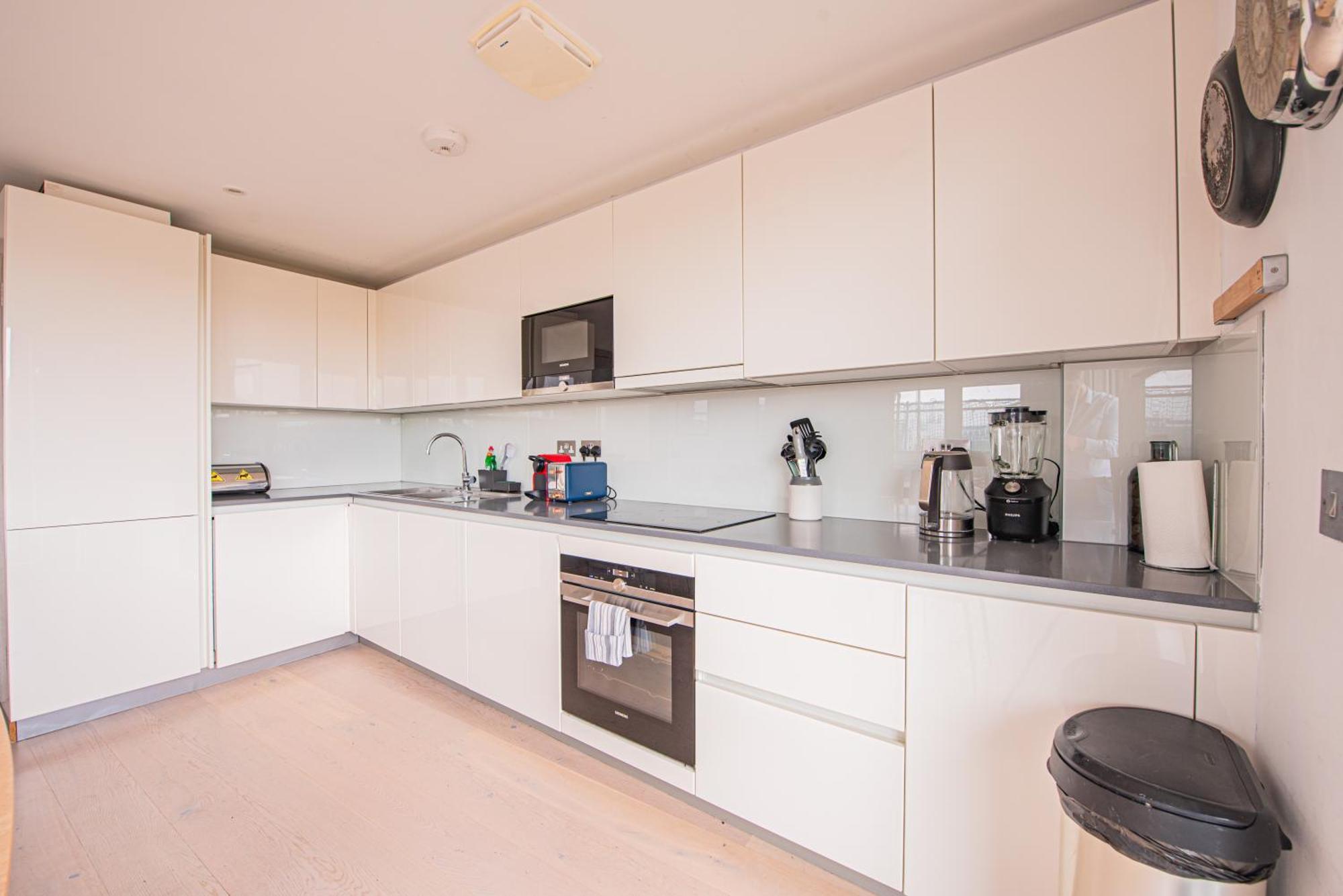 Modern 2 Bed Flat In Battersea Close To Transport London