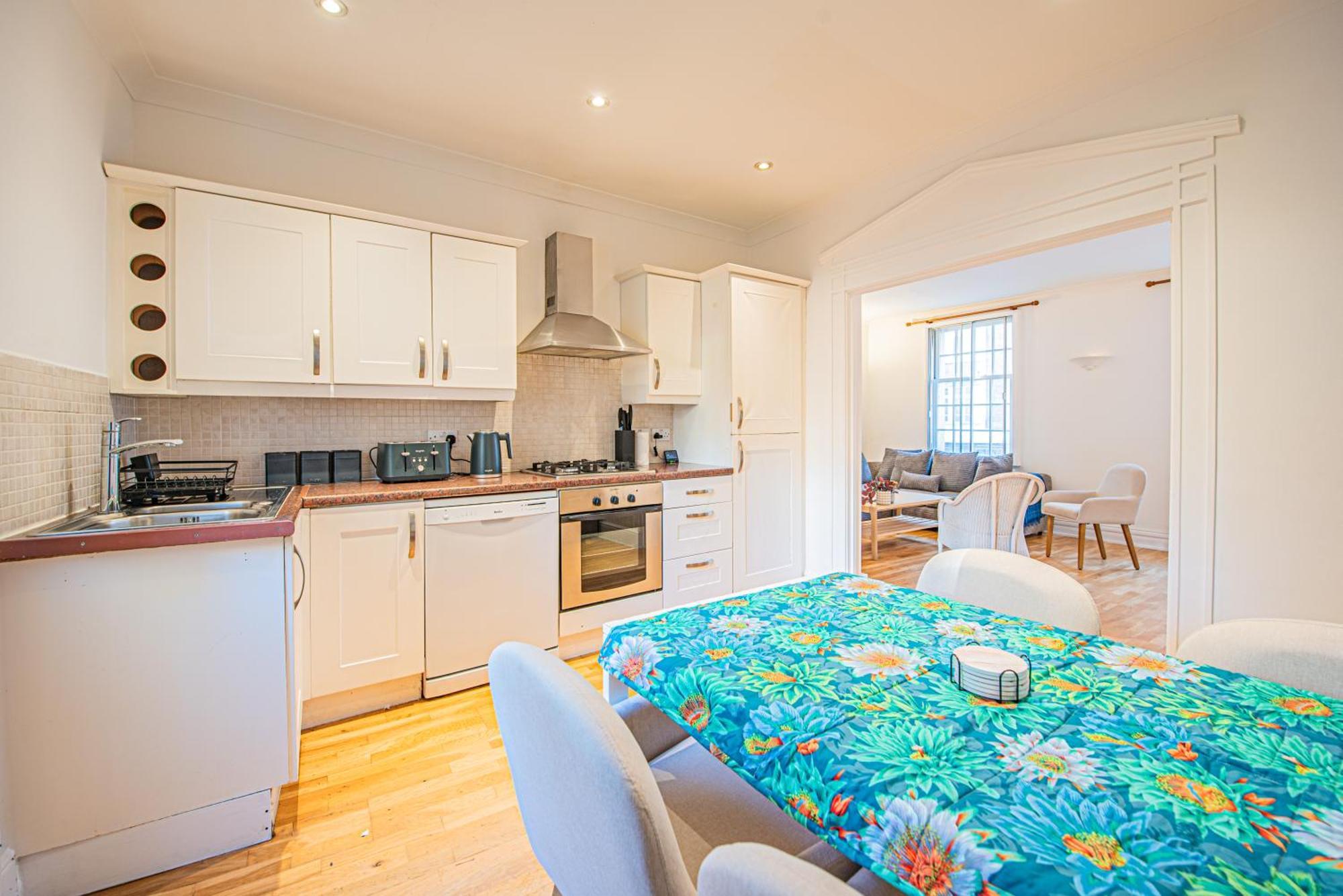 Apartment Stylish 3-bed In Prime Fulham Location *