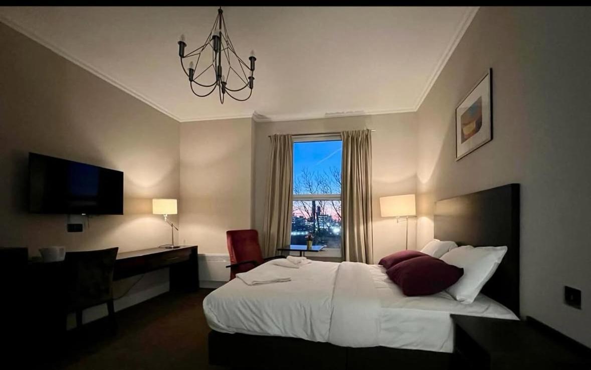 Ariana - Near Wembley And Hotell London