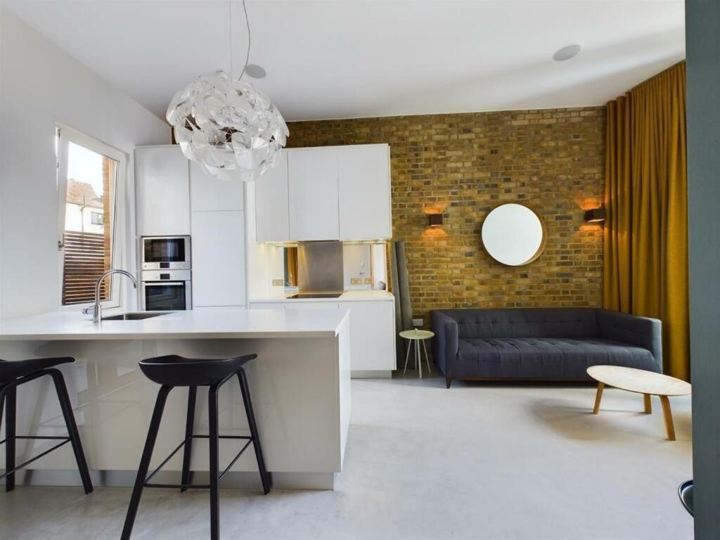 Designer Flat In The Heart Of Bridge *