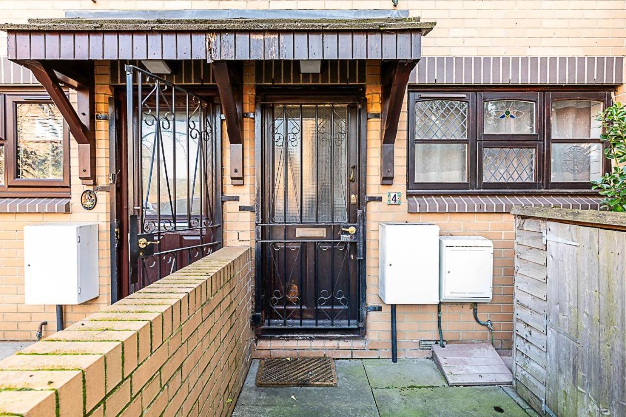 Stylish & Spacious 3-bed In Vibrant Bow Leilighet