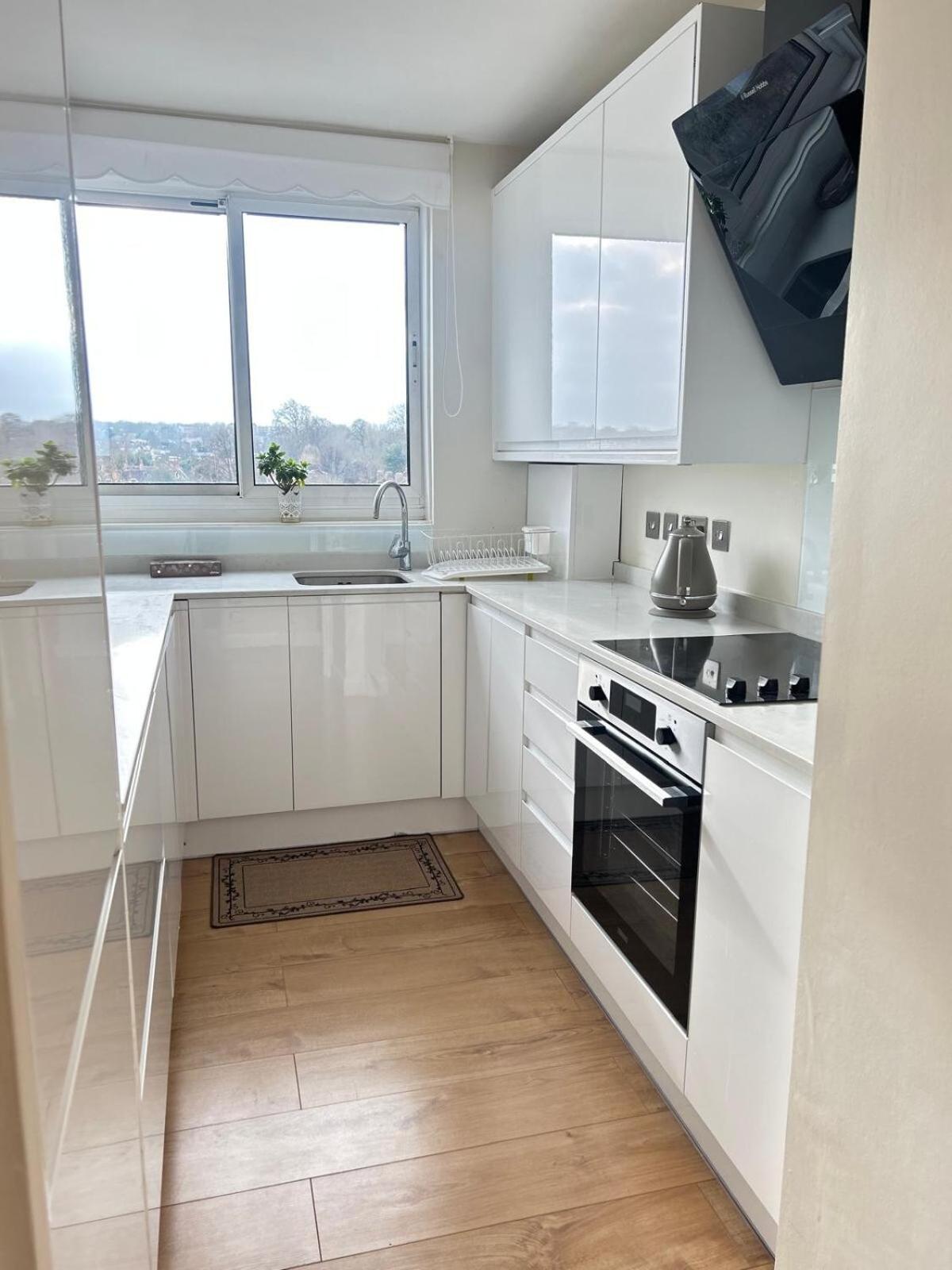 Barnes Flat, 2bed 2bath, Parking, Breakfast * London