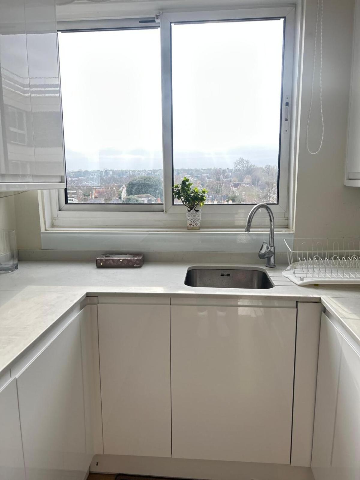 Barnes Flat, 2bed 2bath, Parking, Breakfast Apartment *