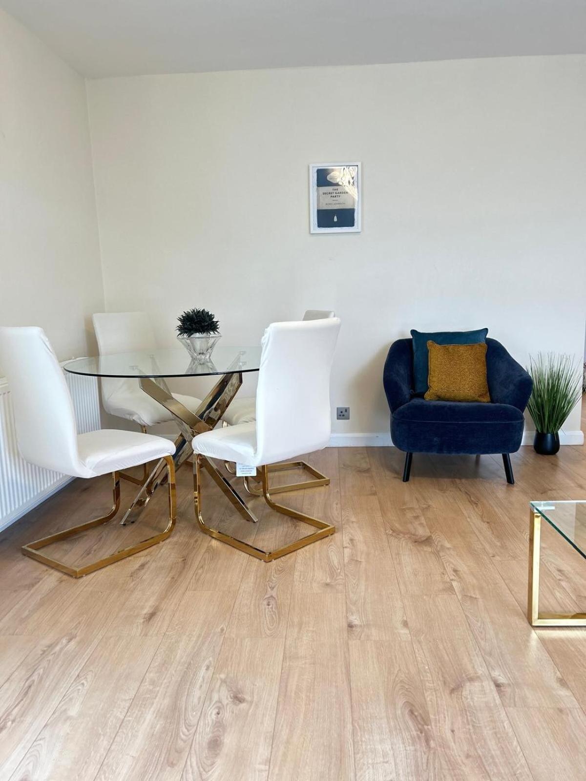 Barnes Flat, 2bed 2bath, Parking, Breakfast Apartment