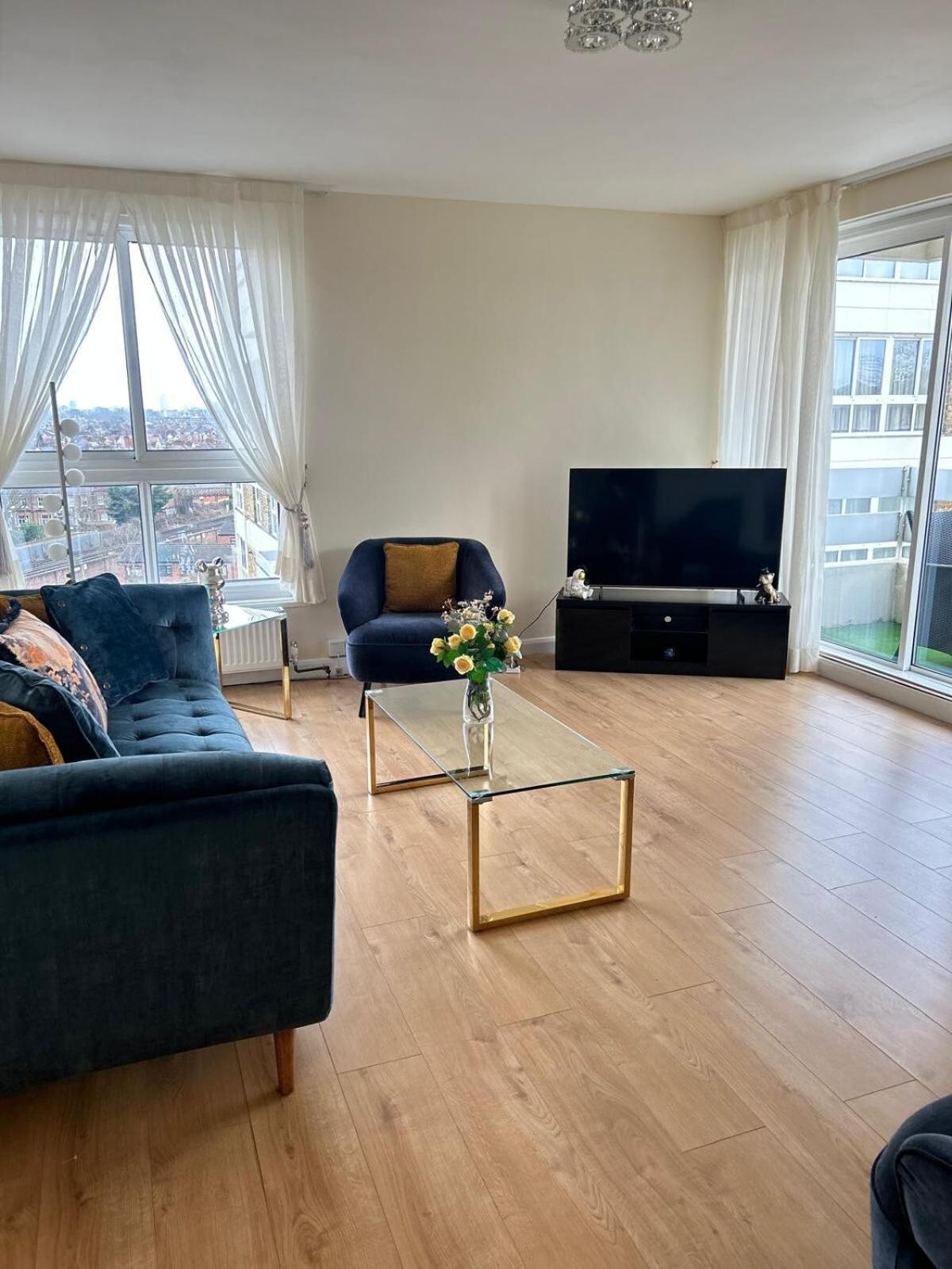 Barnes Flat, 2bed 2bath, Parking, Breakfast *