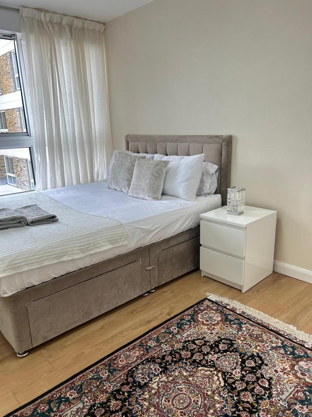 Apartment Barnes Flat, 2bed 2bath, Parking, Breakfast