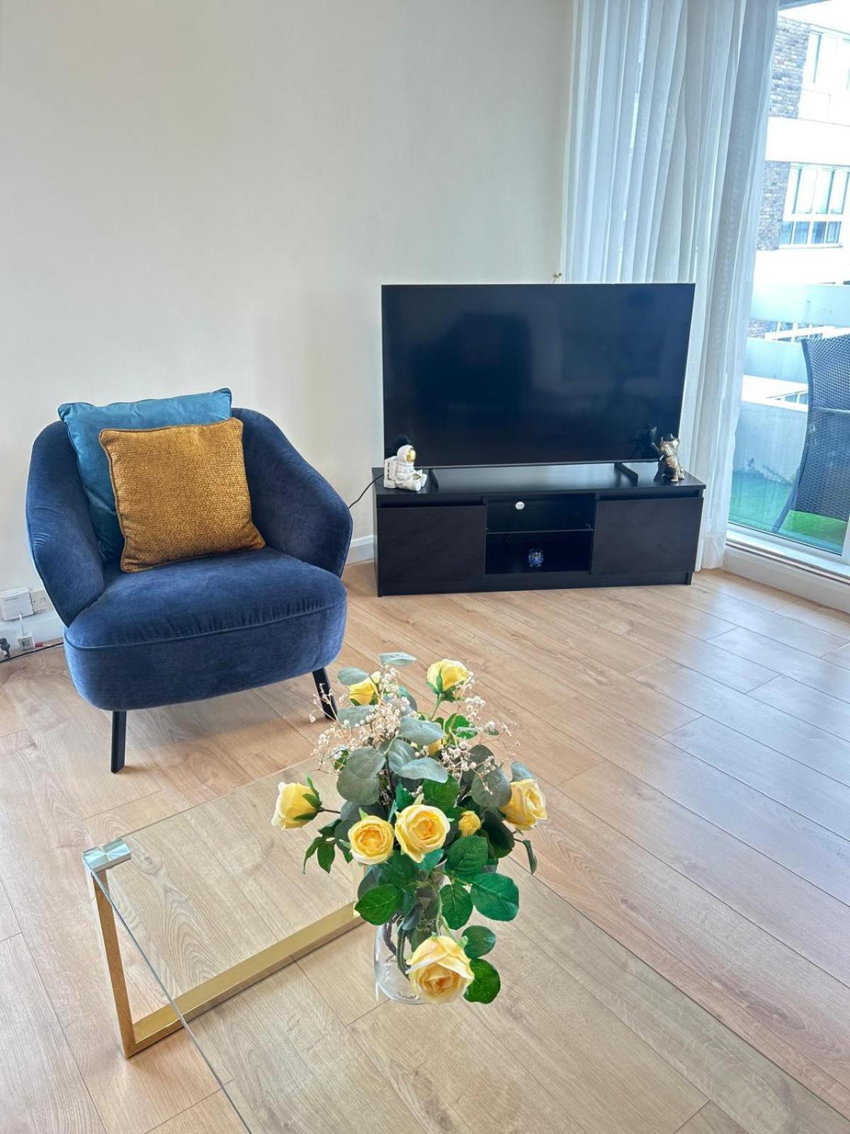 Barnes Flat, 2bed 2bath, Parking, Breakfast Apartment *