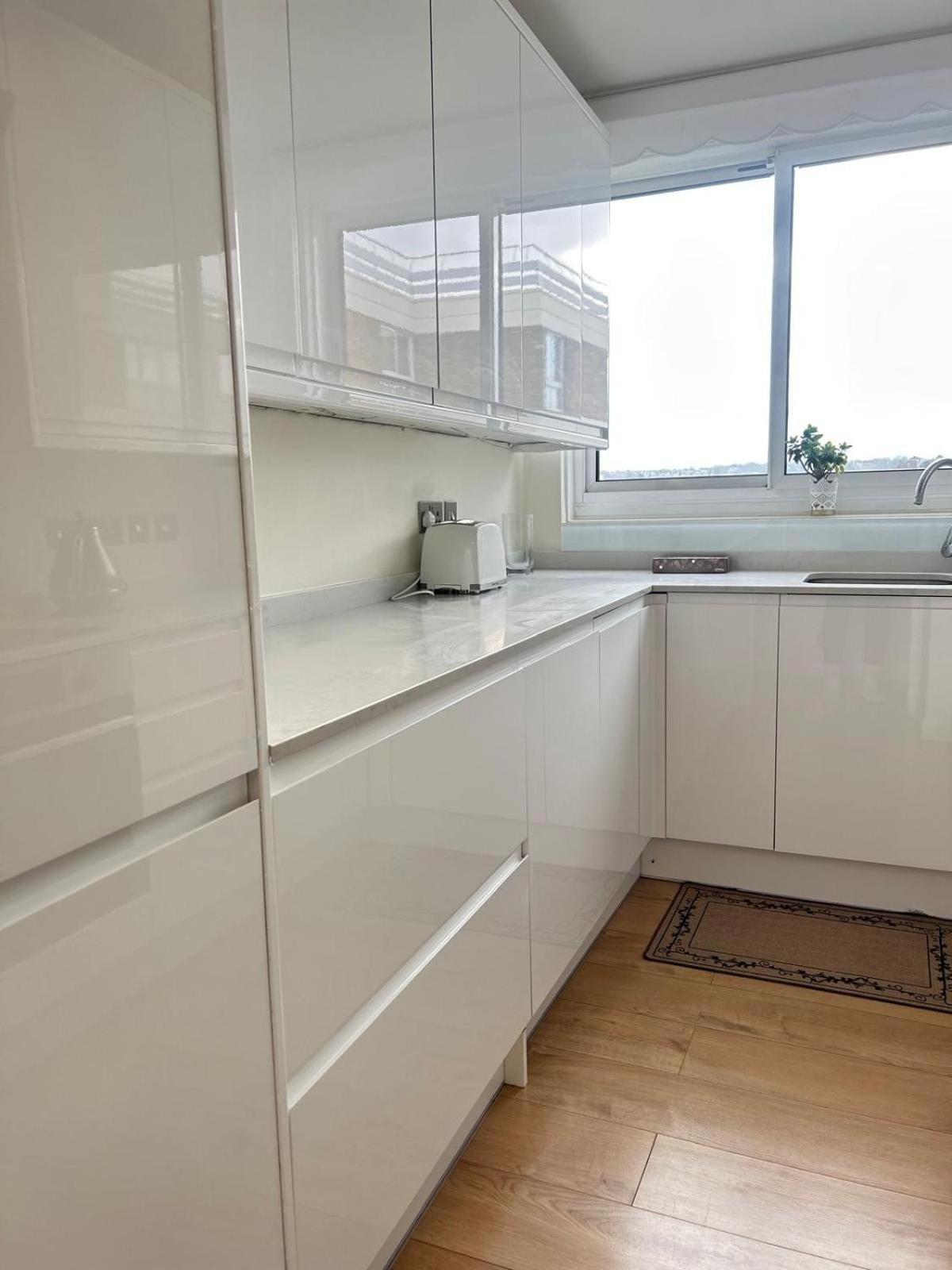 Barnes Flat, 2bed 2bath, Parking, Breakfast * London