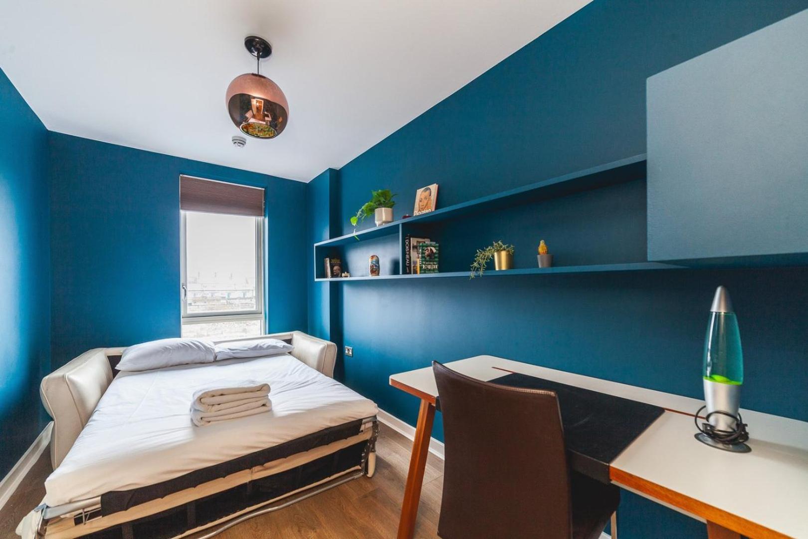 Cosy 2-bed Poplar Flat W/ Views Appartement Londen