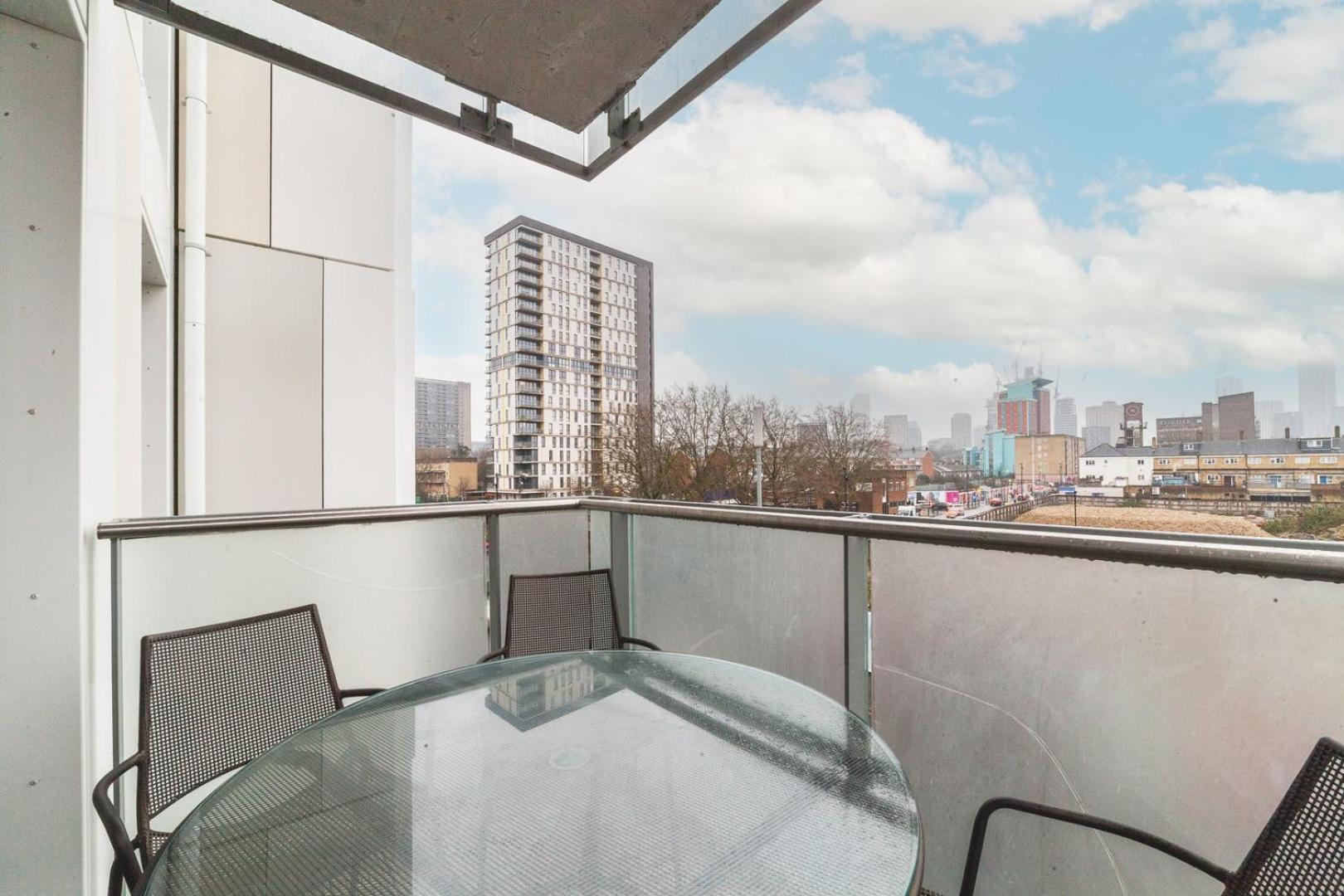 Cosy 2-bed Poplar Flat W/ Views Appartement Londen