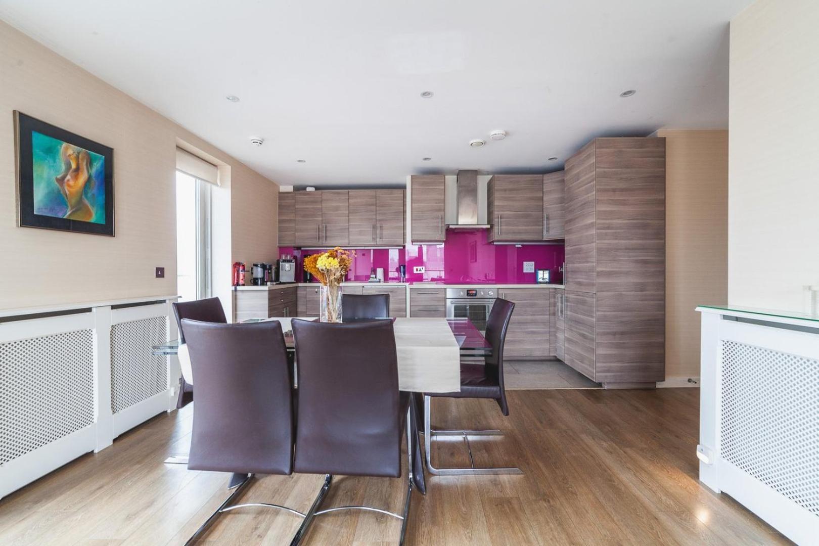 Appartement Cosy 2-bed Poplar Flat W/ Views Londen