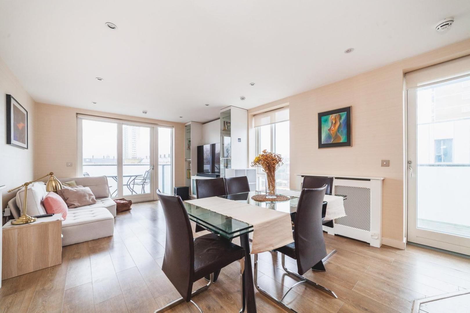 Cosy 2-bed Poplar Flat W/ Views Appartement