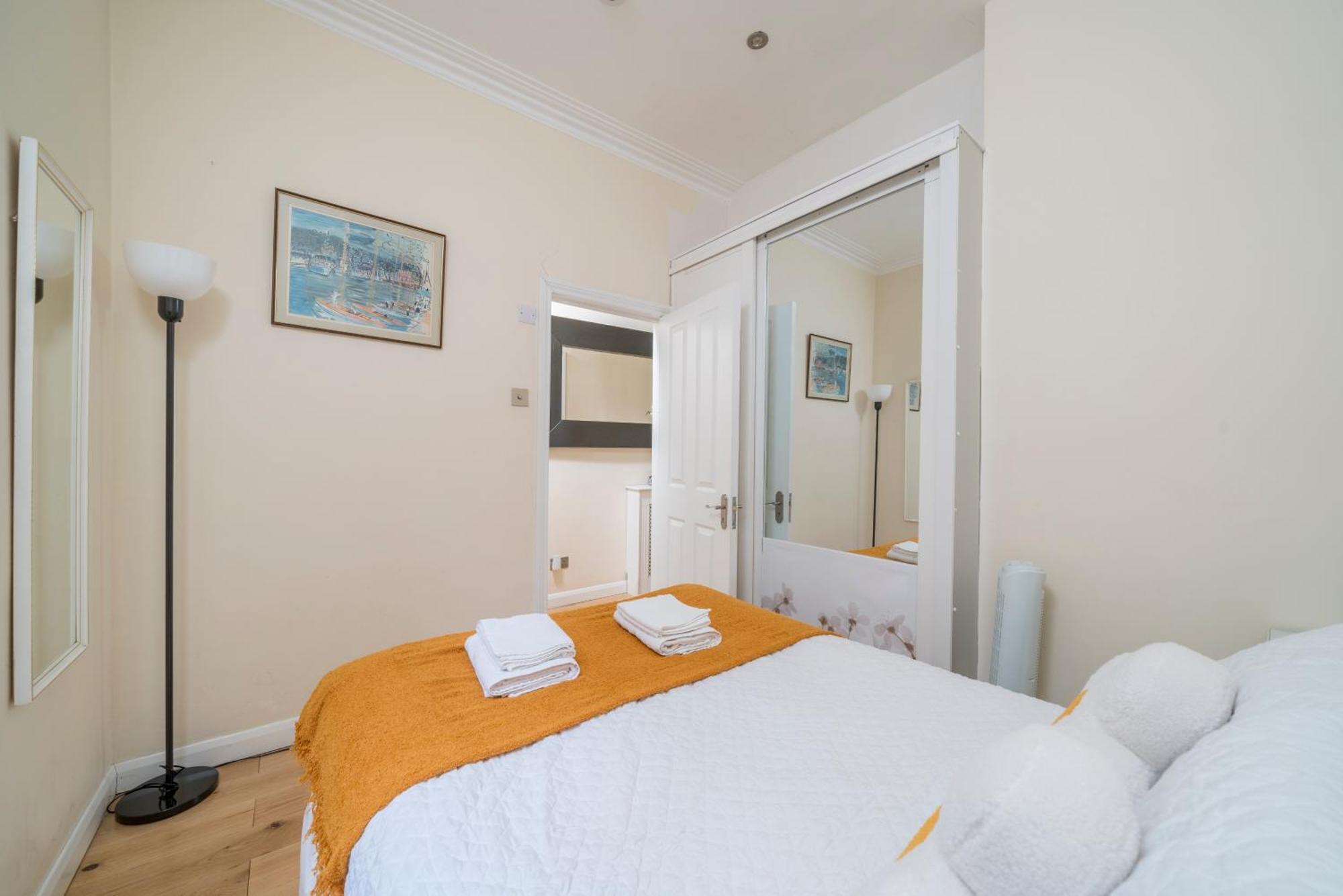 Notting Hill & Hyde Park, Prime Location, Cozy 2-3 Bed Apartment, Close To Kensington Palace & Oxford St,1 Minute To Tube Apartment London