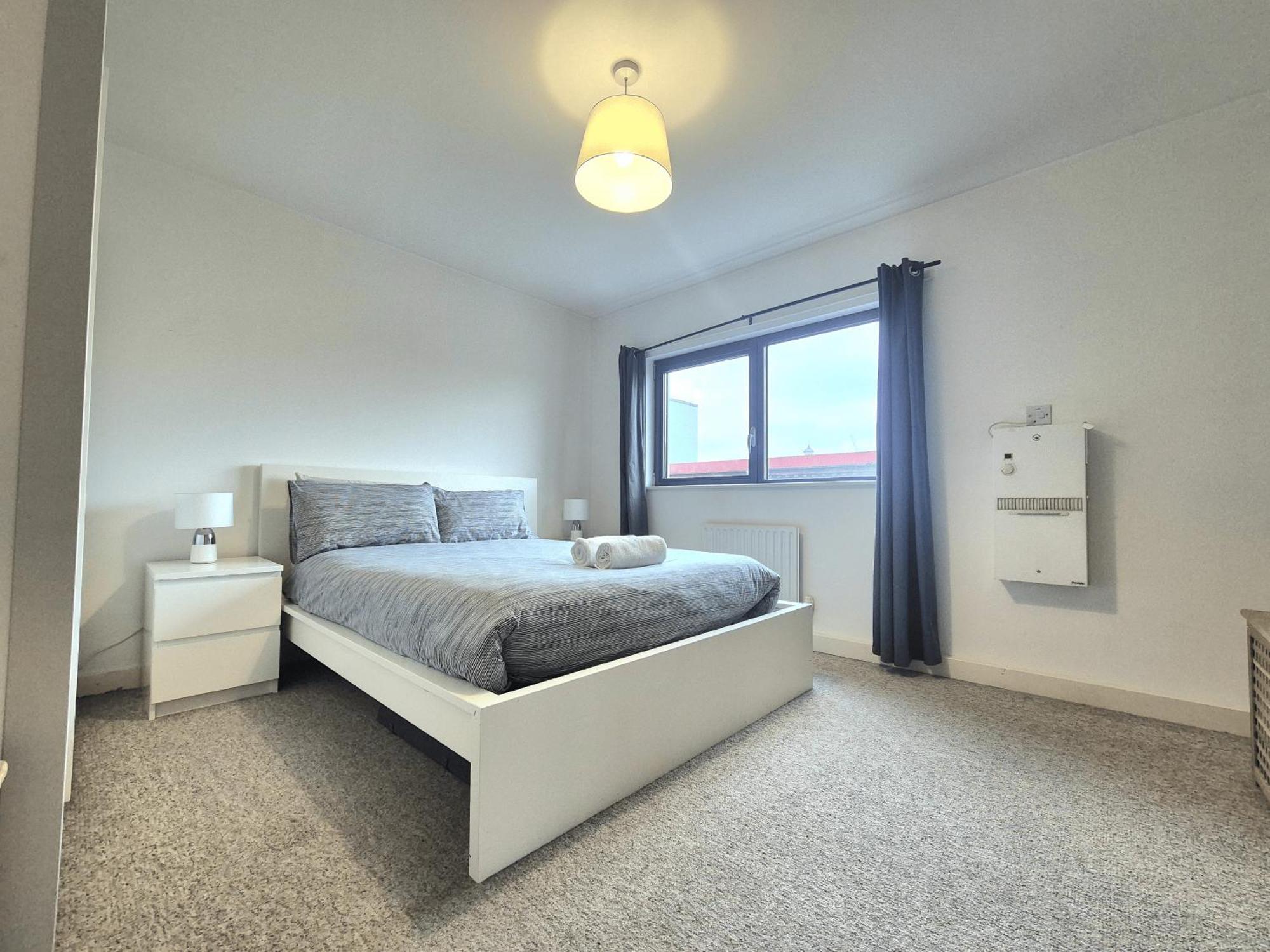 Spacious 1 Bedroom Apartment, Opposite The Metro Station, Very Location London