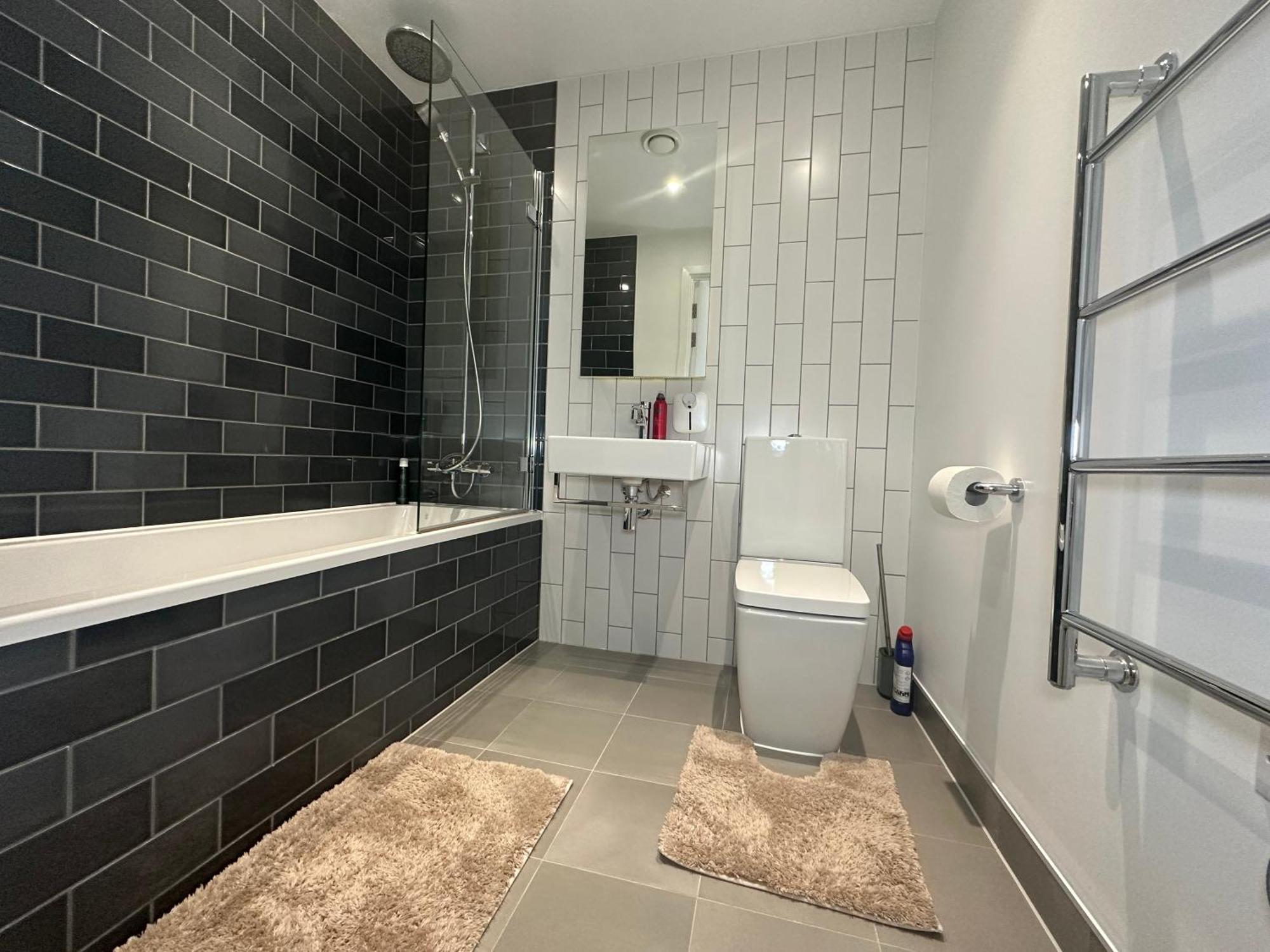 Private Private Toilet Excel Airport Royal Wharf * London