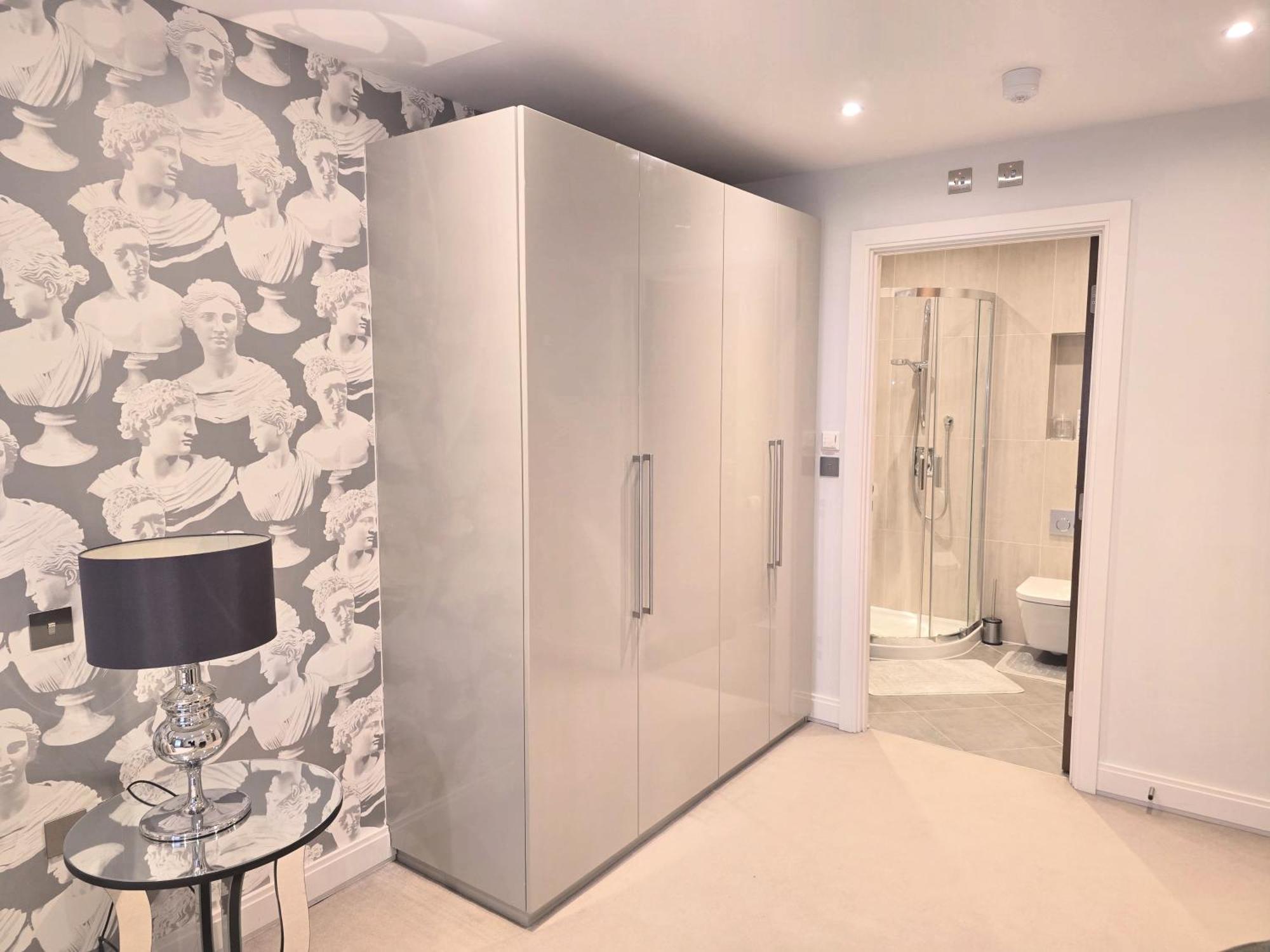 Modern 2-bed, 2-bath, Clapham Junction, Parking Spot Included Apartment *