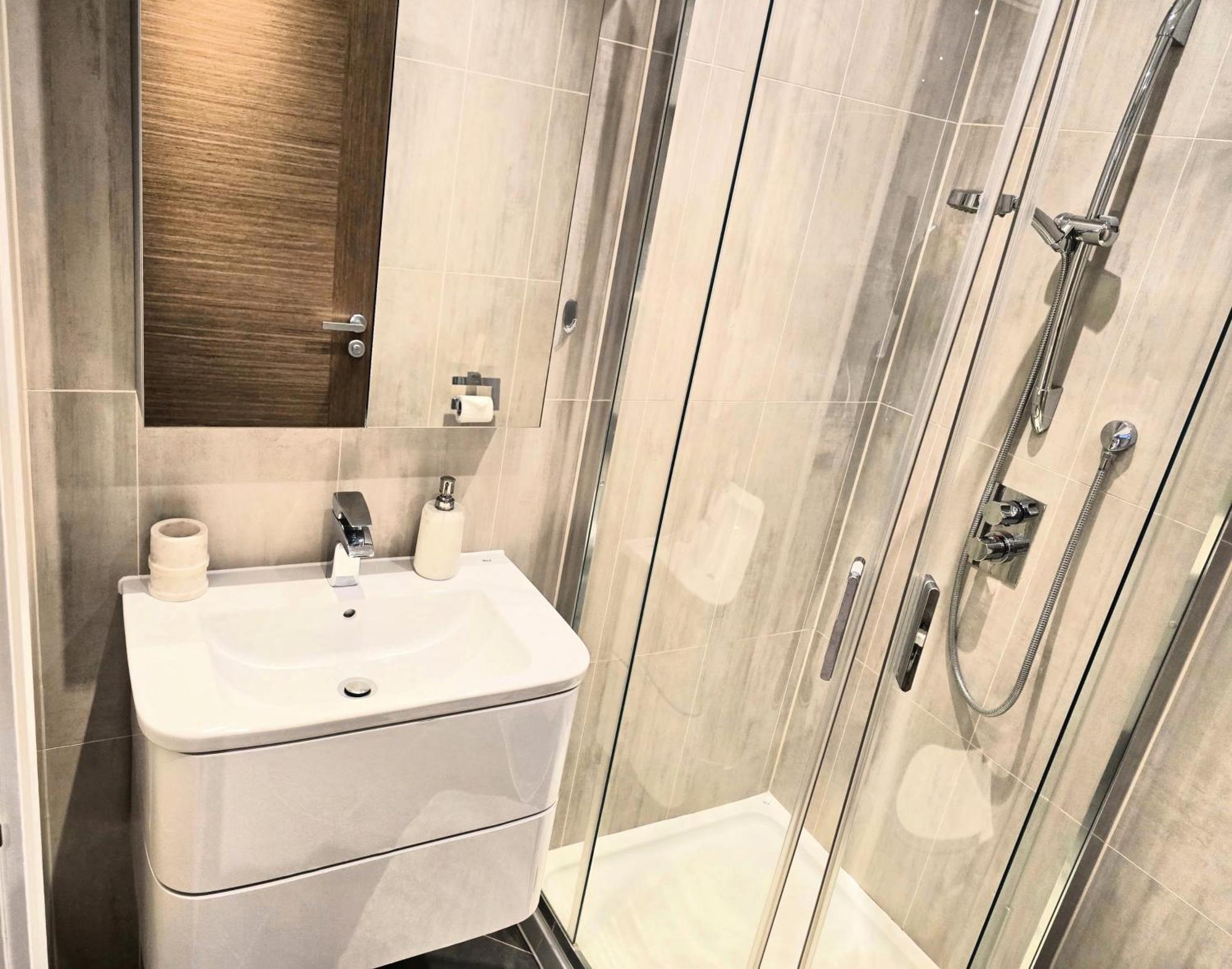 Apartment Modern 2-bed, 2-bath, Clapham Junction, Parking Spot Included *