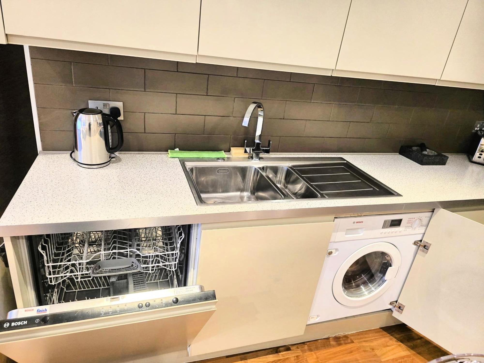 Modern 2-bed, 2-bath, Clapham Junction, Parking Spot Included Apartment London
