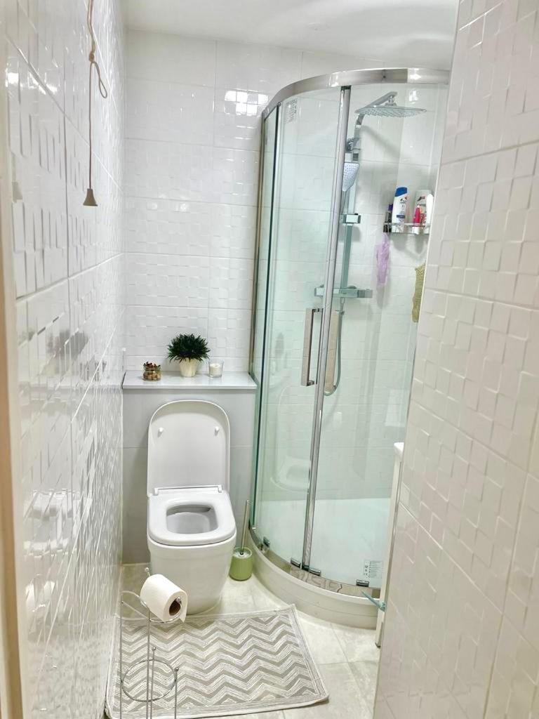 Barnes Flat, 2bed 2bath, Parking, Breakfast Apartment