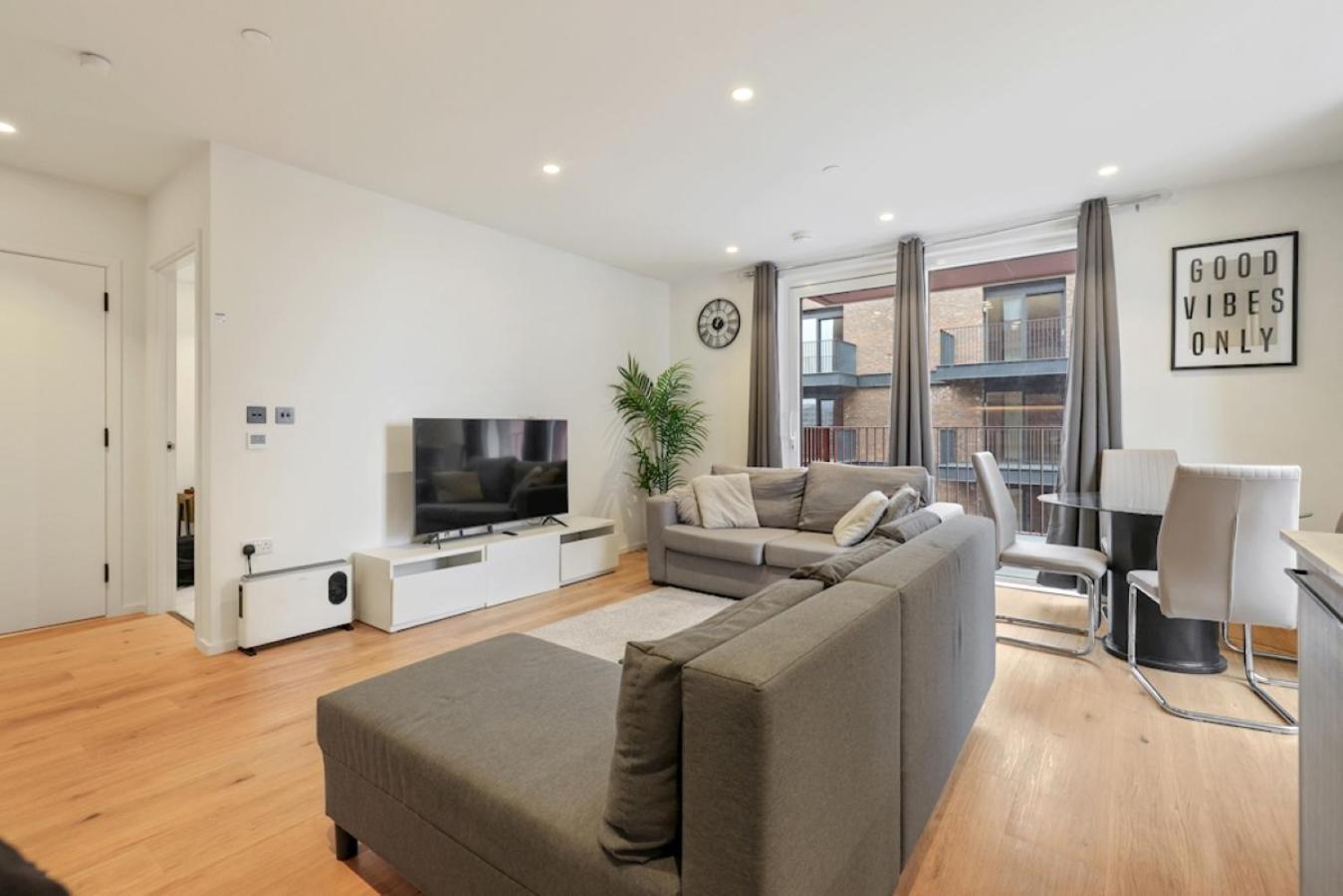 Apartment Excel Riverside 2 Bed London