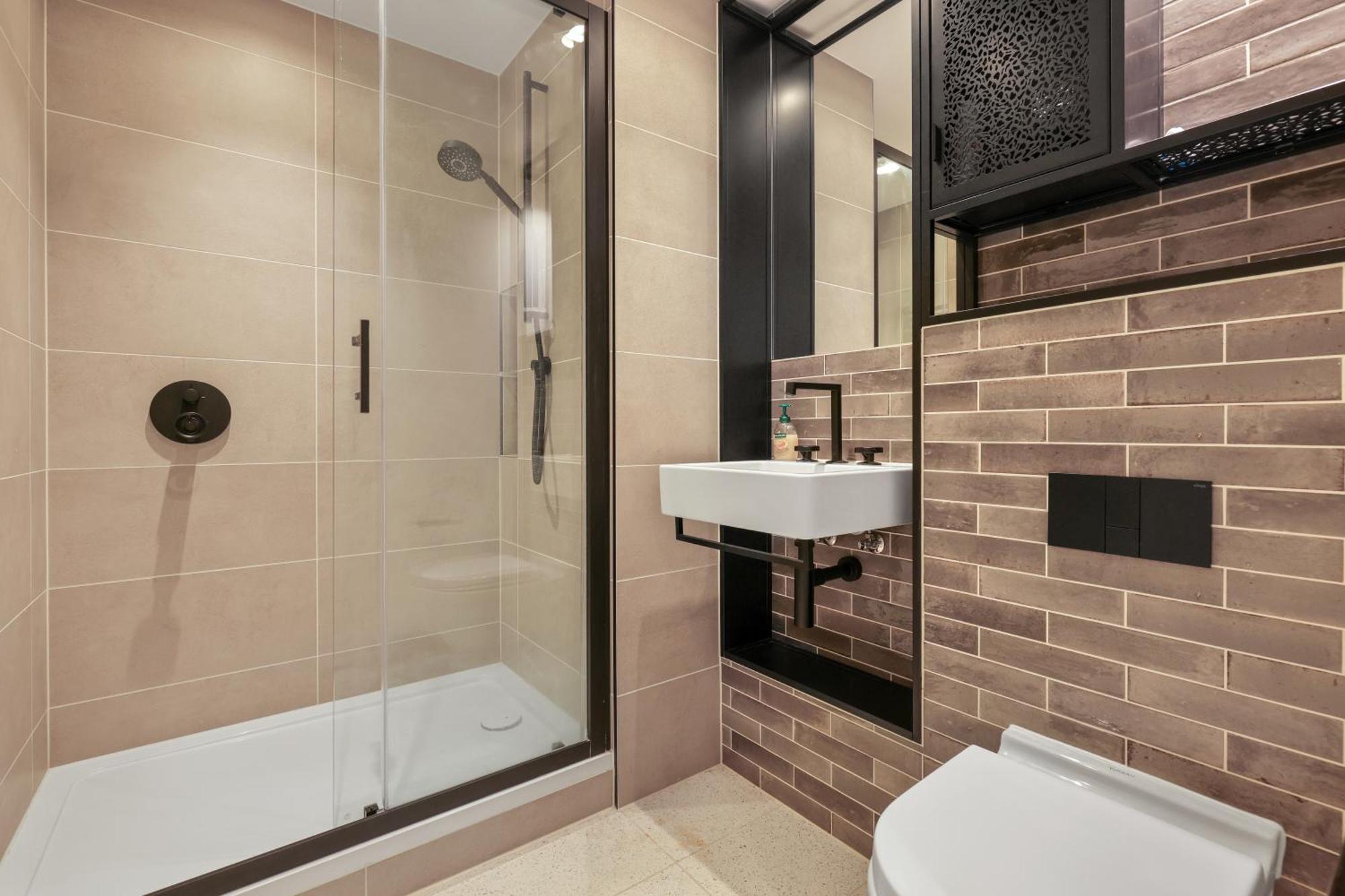 Excel Riverside 2 Bed Apartment *