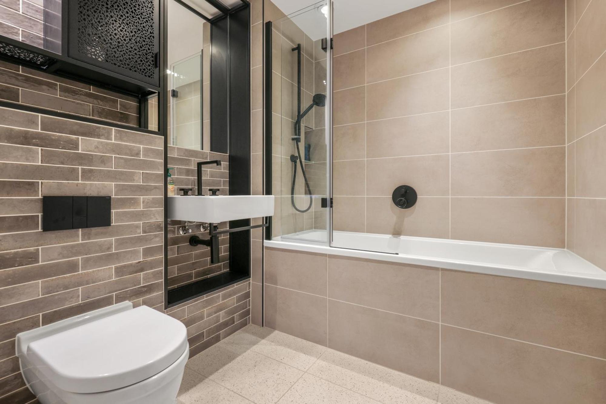 Excel Riverside 2 Bed Apartment *