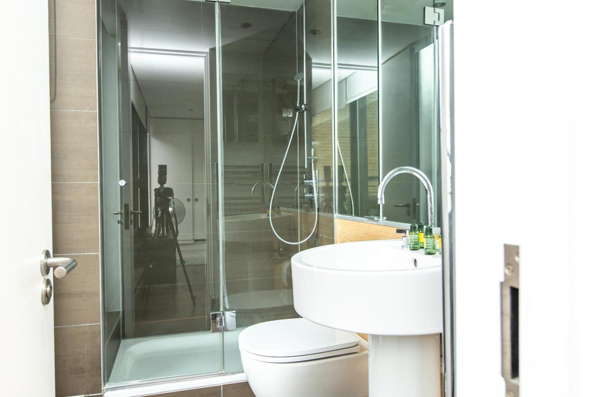 Comfortable With Balcony Near Monument Station London