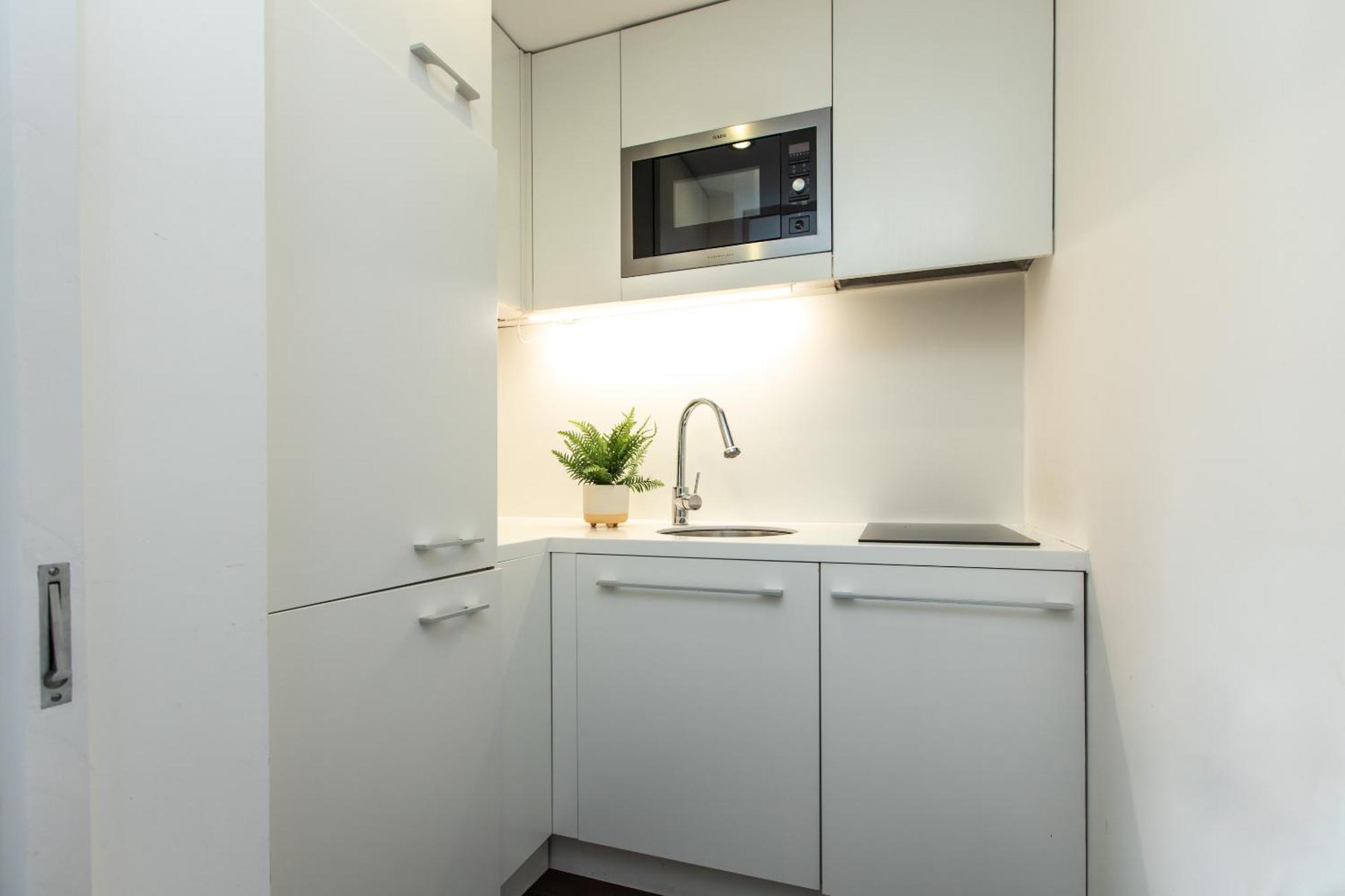 Comfortable With Balcony Near Monument Station Apartment