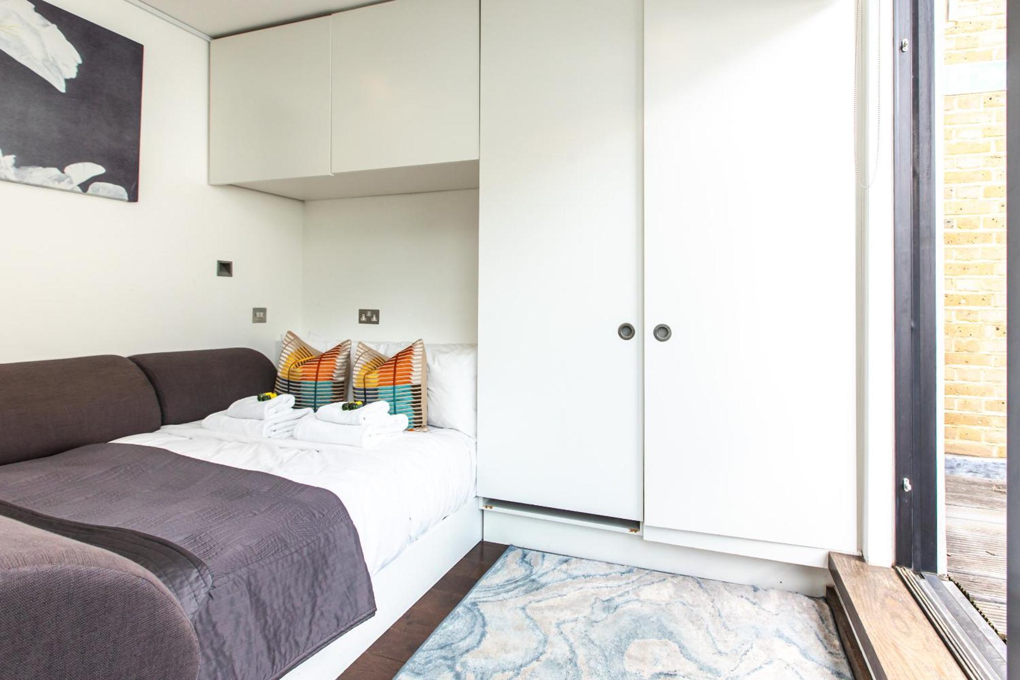 Comfortable With Balcony Near Monument Station *
