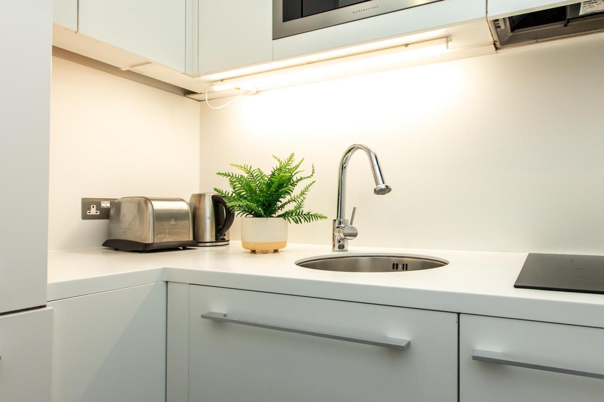 Comfortable With Balcony Near Monument Station Apartment London