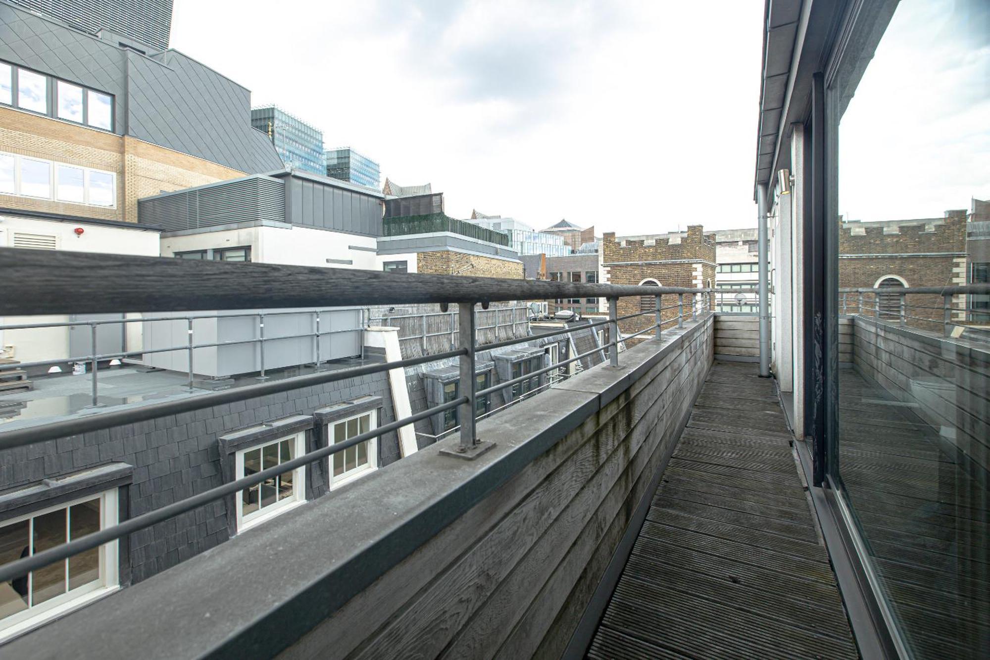 Comfortable With Balcony Near Monument Station London