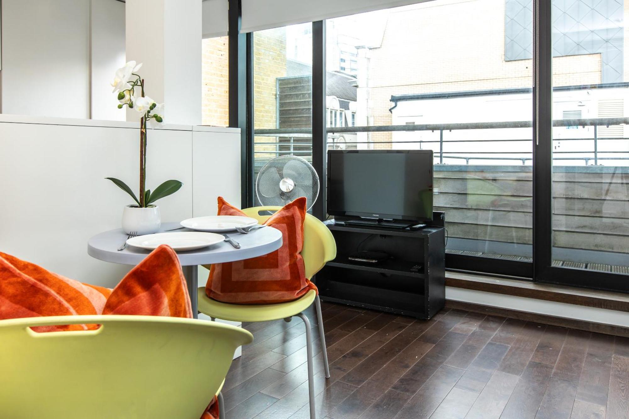 Comfortable With Balcony Near Monument Station