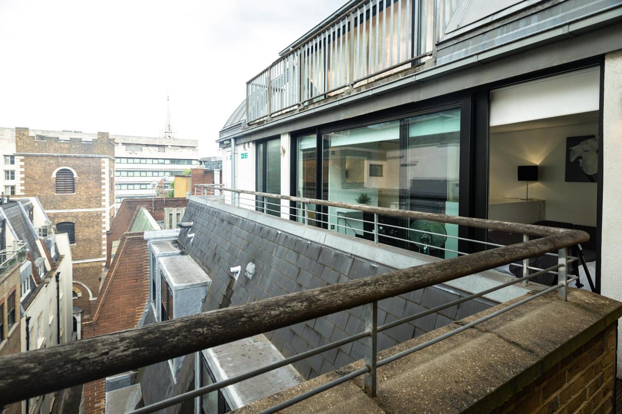 Comfortable With Balcony Near Monument Station Apartment