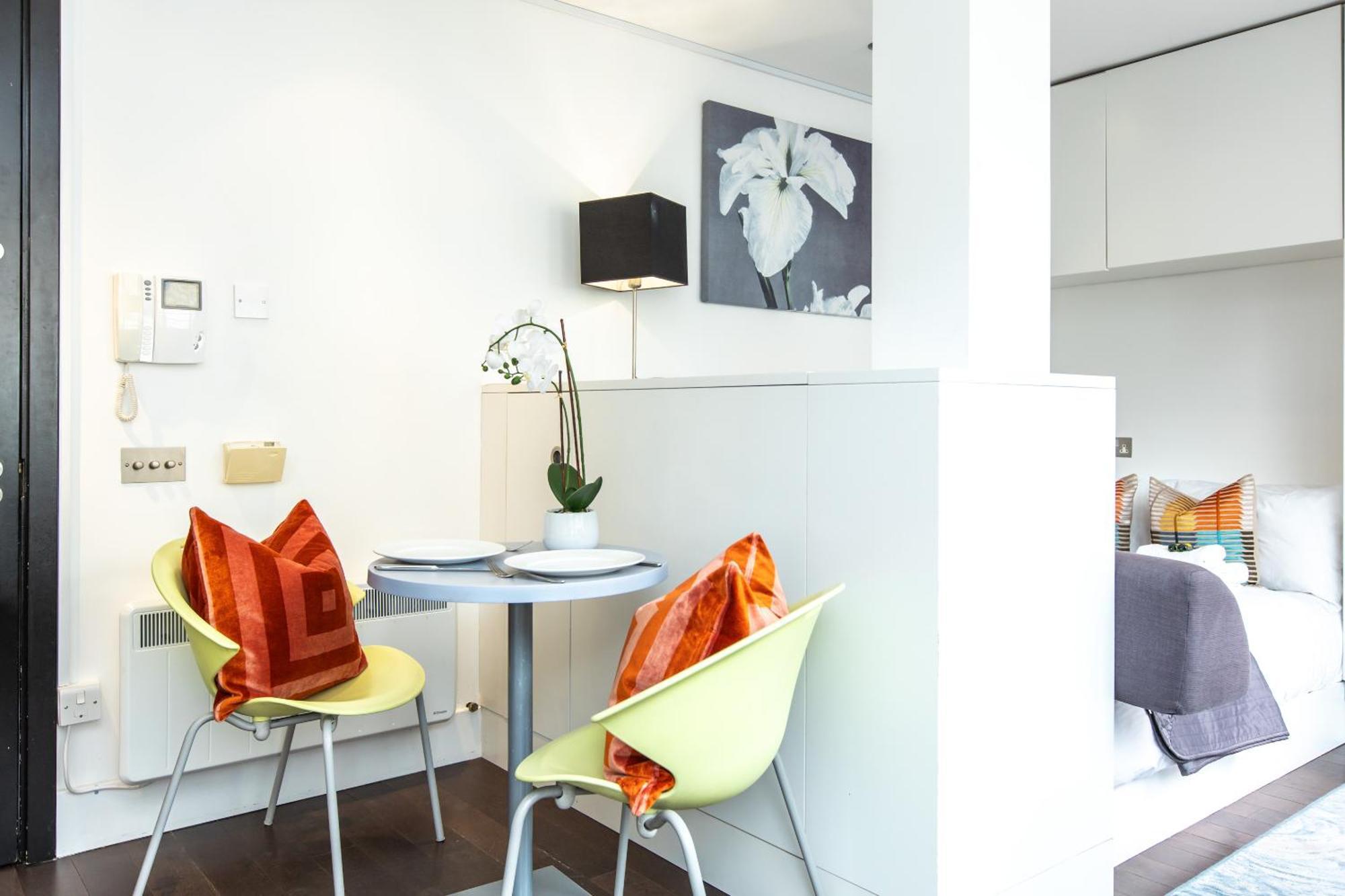 Apartment Comfortable With Balcony Near Monument Station