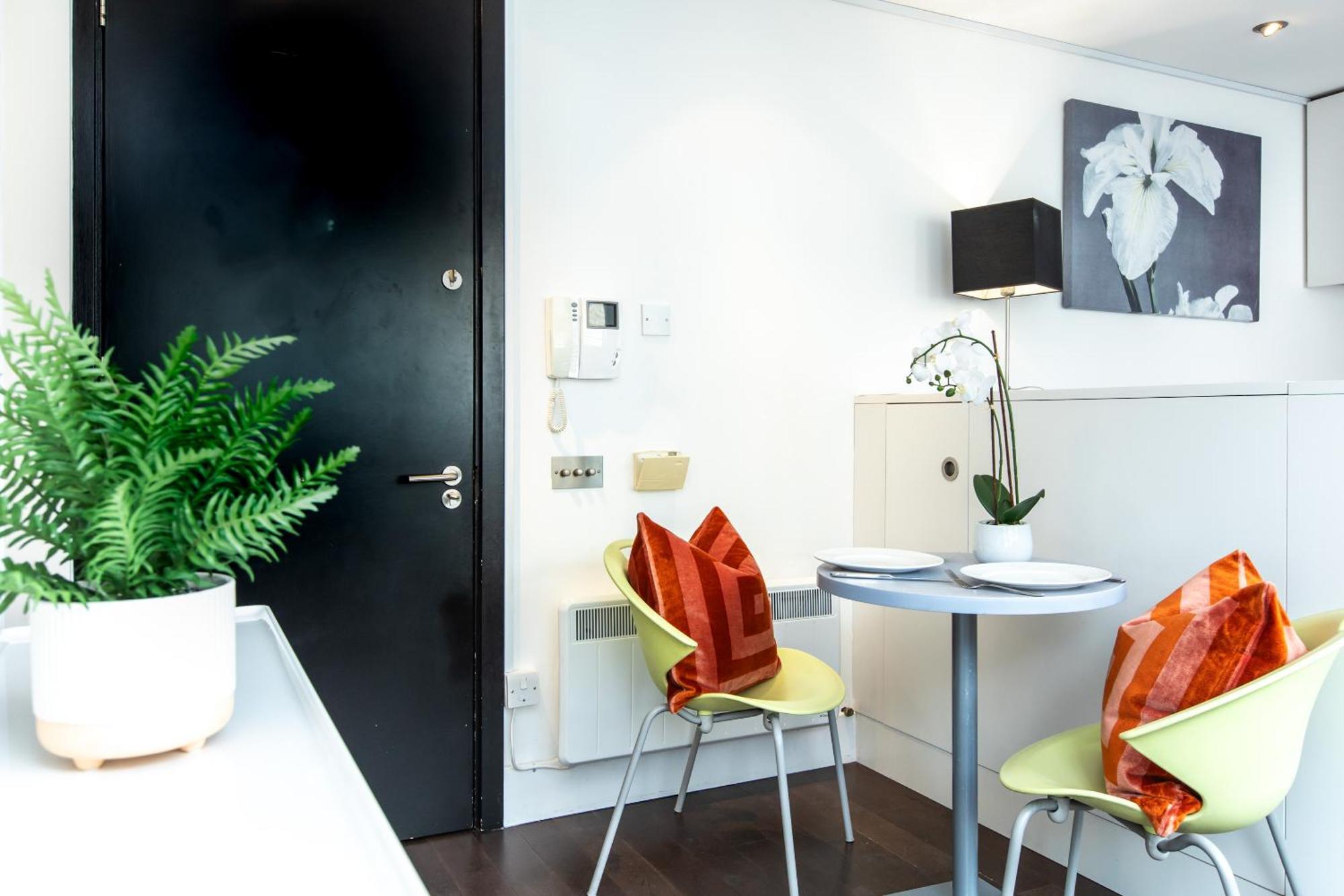 Comfortable With Balcony Near Monument Station Apartment