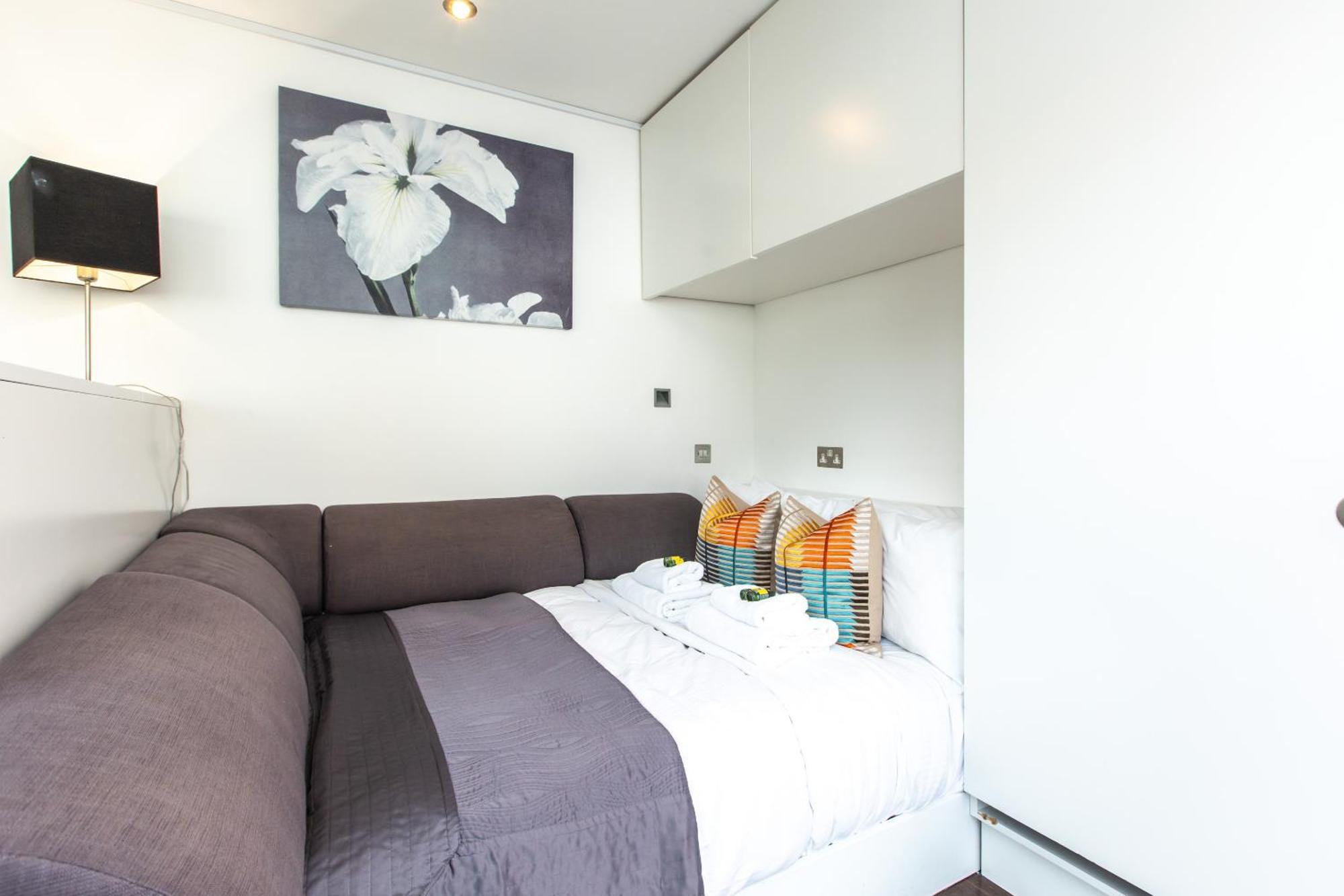 Comfortable With Balcony Near Monument Station Apartment London