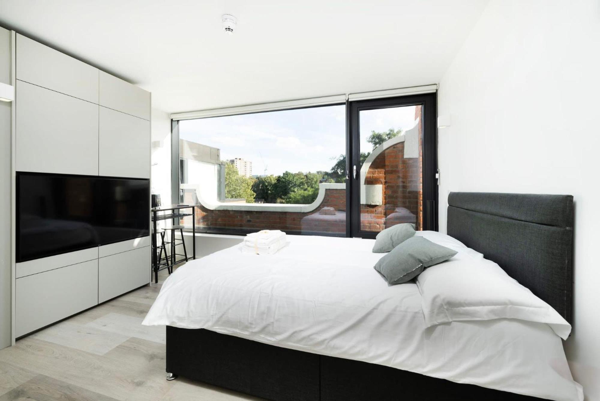 Modern Living At Antigallican In Londen