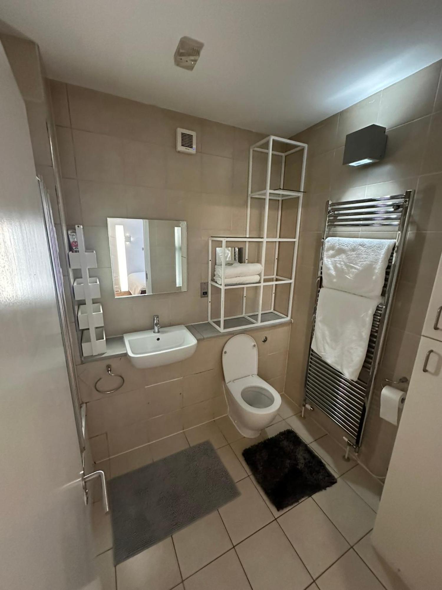 Double Bedroom With Shared Bathroom Stunning Location Leilighet