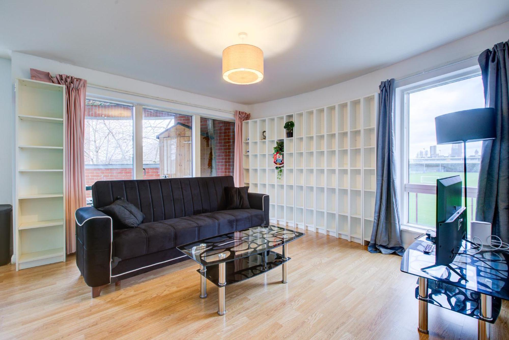2 Bedroom Flat Near Westfield, Hospital, Stadium & Uni Apartment