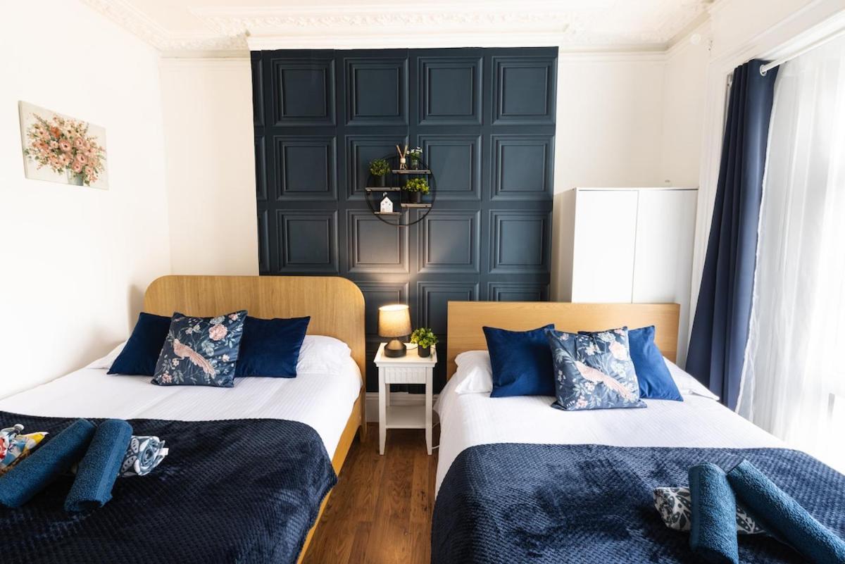 Apartment Luxury 4beds West London-mobilerateoffers-zone1-family-tourist-weekly-wifi-sleeps7-netflix! London