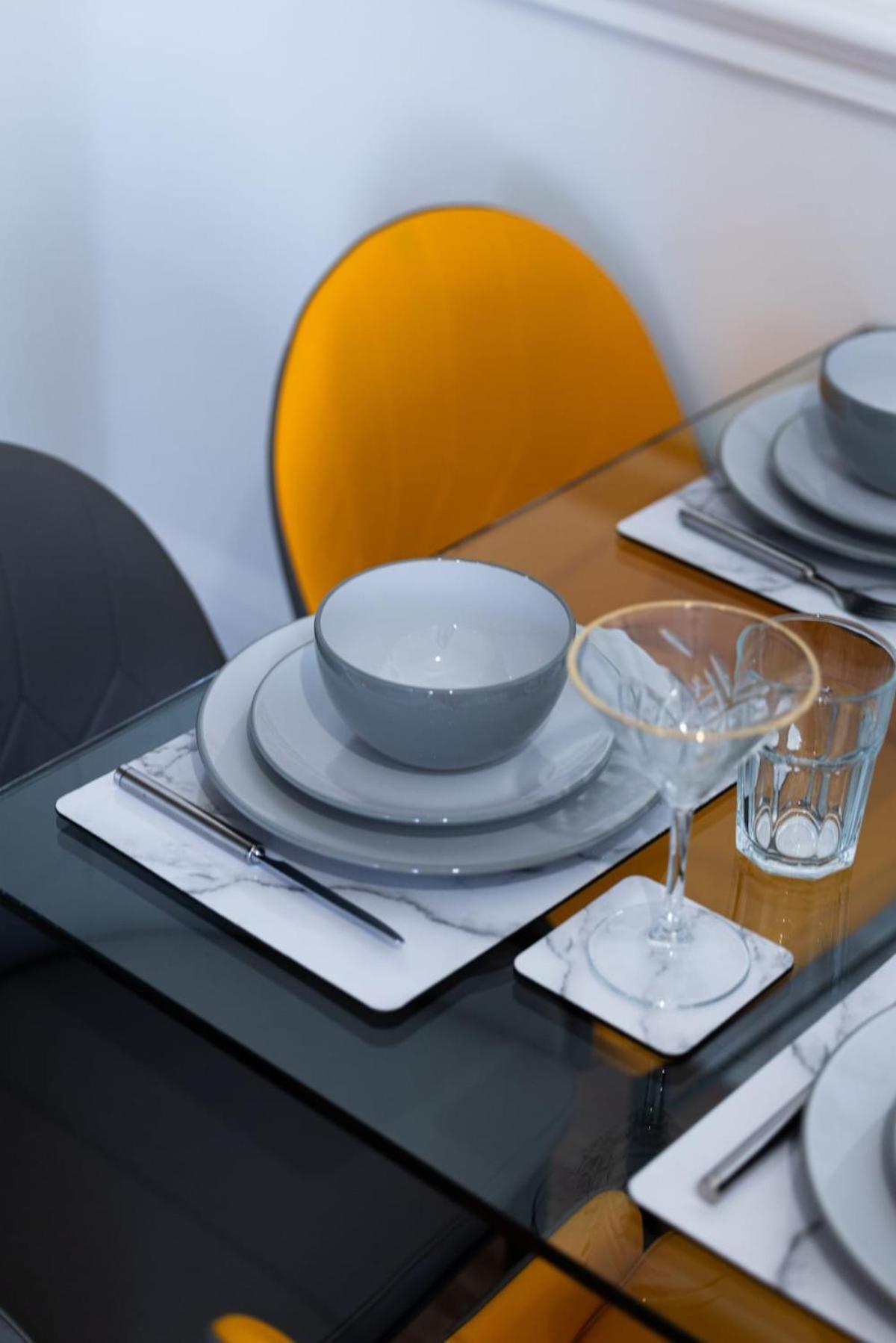 Luxury 4beds West London-mobilerateoffers-zone1-family-tourist-weekly-wifi-sleeps7-netflix! London