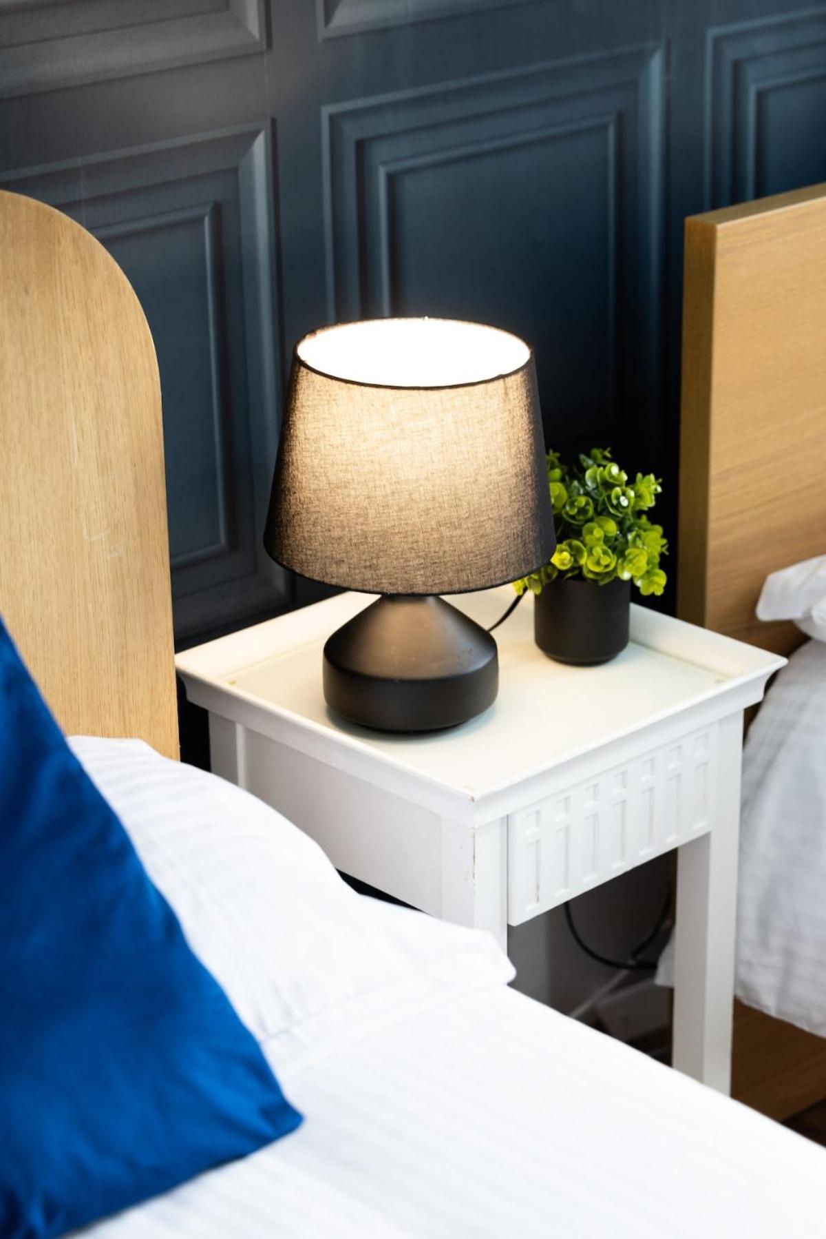Luxury 4beds West London-mobilerateoffers-zone1-family-tourist-weekly-wifi-sleeps7-netflix! * London