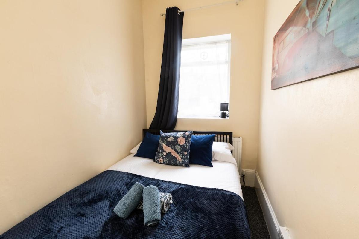 Luxury 4beds West London-mobilerateoffers-zone1-family-tourist-weekly-wifi-sleeps7-netflix! *