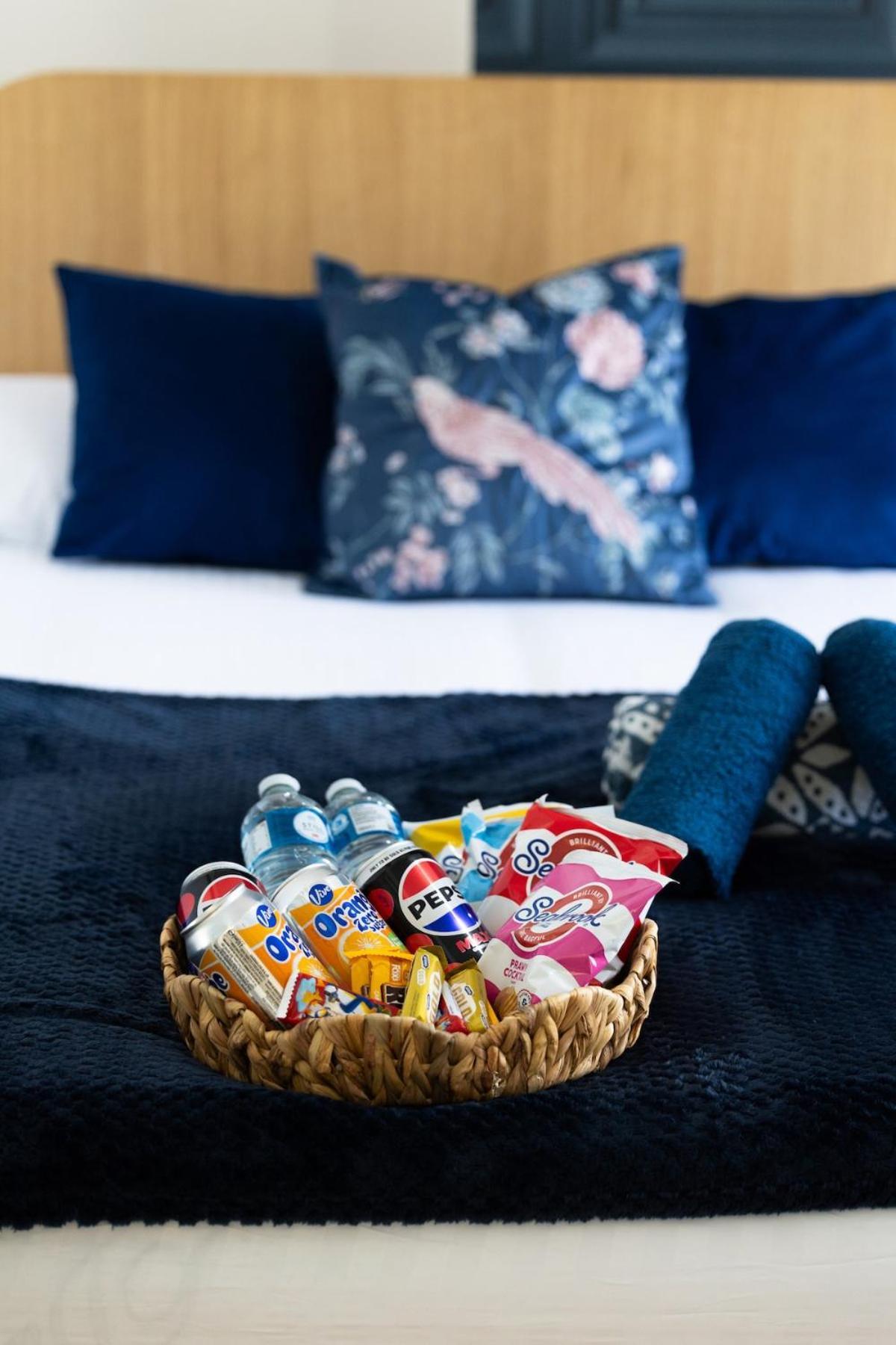 Luxury 4beds West London-mobilerateoffers-zone1-family-tourist-weekly-wifi-sleeps7-netflix! Apartment *