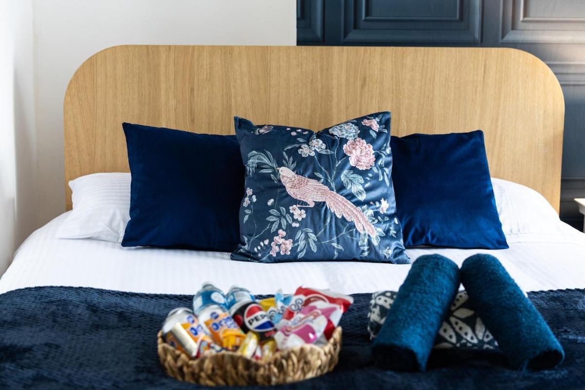 Apartment Luxury 4beds West London-mobilerateoffers-zone1-family-tourist-weekly-wifi-sleeps7-netflix! London