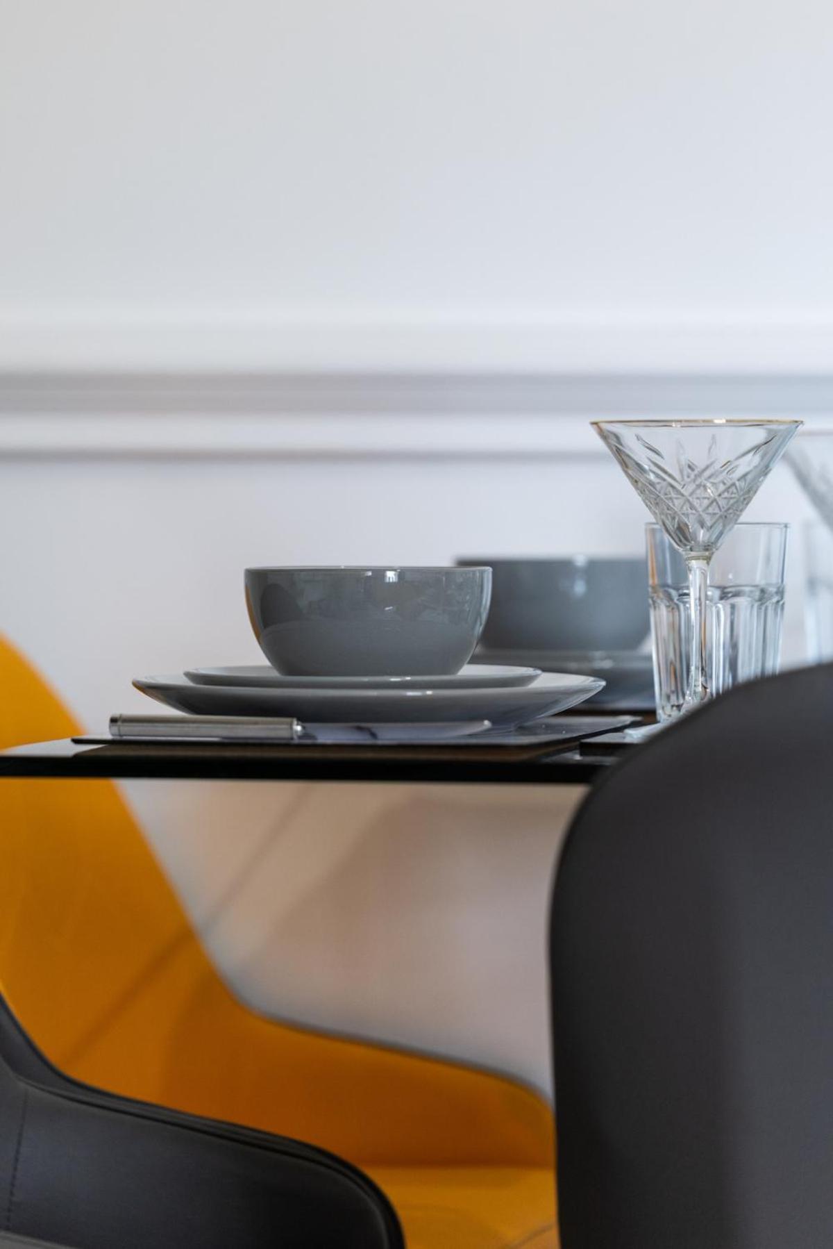 Luxury 4beds West London-mobilerateoffers-zone1-family-tourist-weekly-wifi-sleeps7-netflix! Apartment London